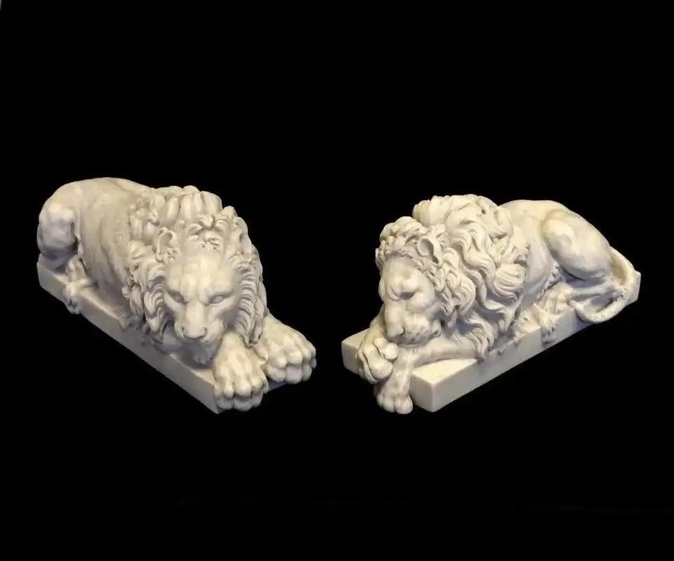 Européen Paire de lions en marbre de Chatsworth, 20ème siècle en vente