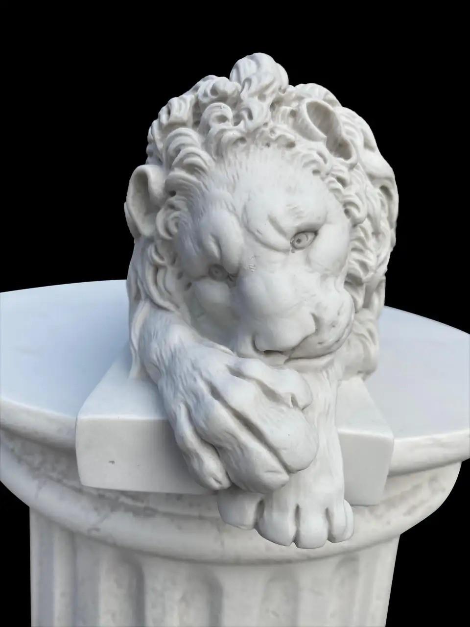 Paire de lions en marbre de Chatsworth, 20ème siècle Excellent état - En vente à Southall, GB