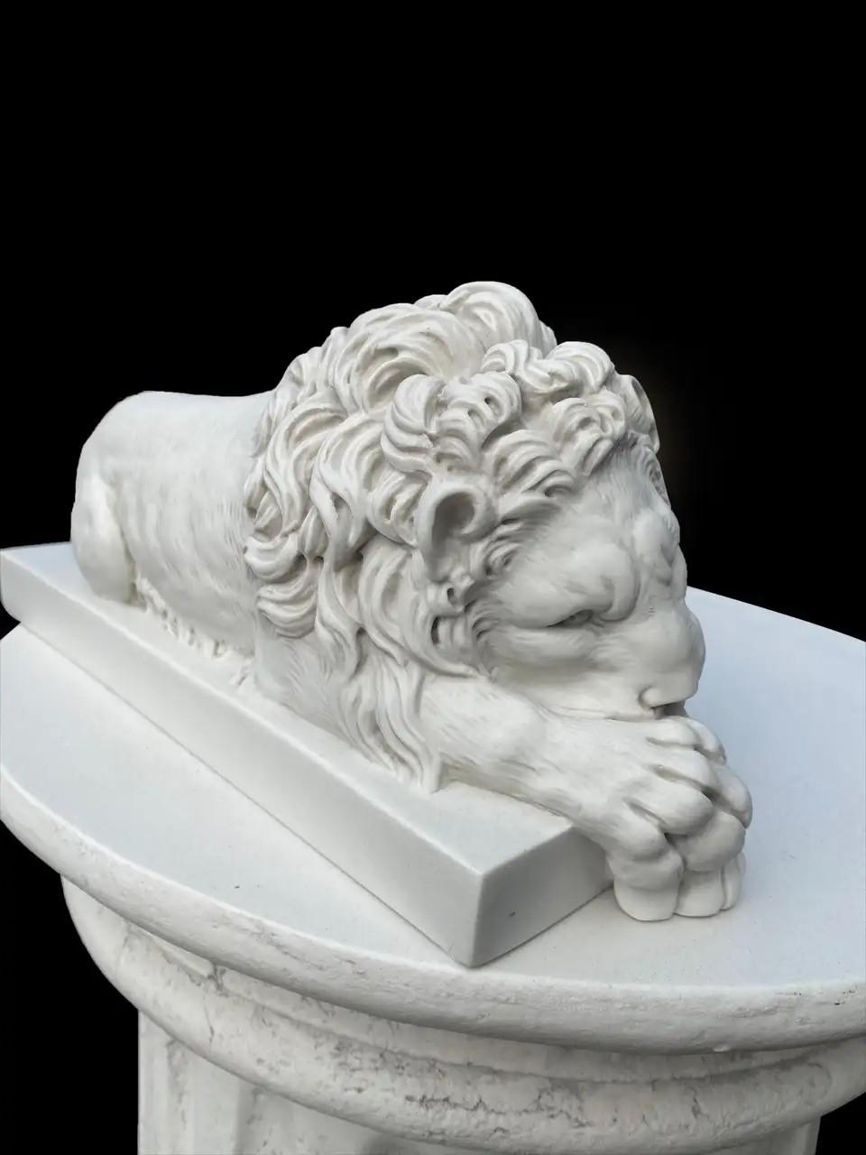 20ième siècle Paire de lions en marbre de Chatsworth, 20ème siècle en vente