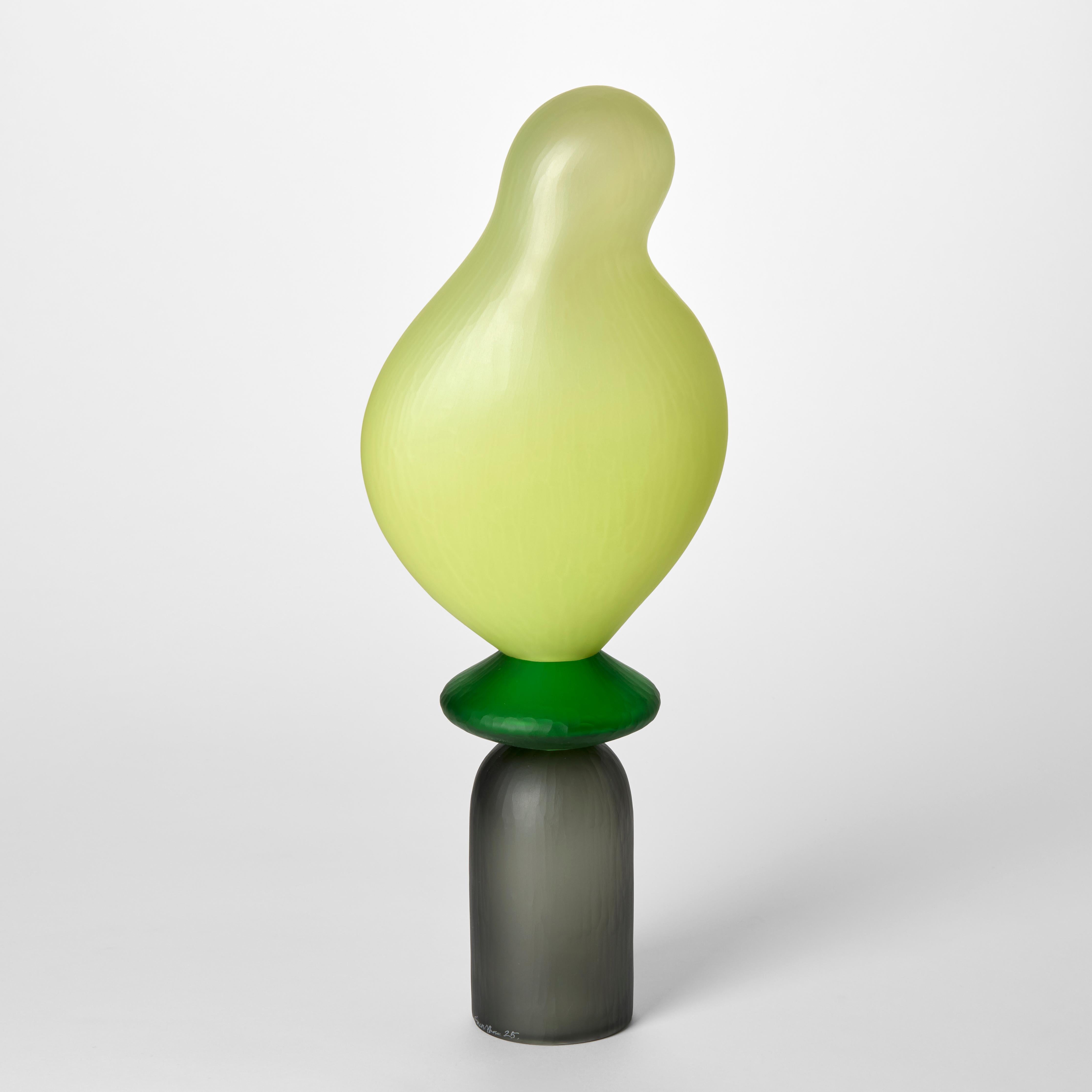 'Chattering Classes I' è un'opera unica dell'artista britannico Simon Moore, realizzata in vetro soffiato e scolpito a mano con taglio superficiale battuto*.

(*Battuto: è un tipo di vetro in cui la superficie presenta un insieme omogeneo di