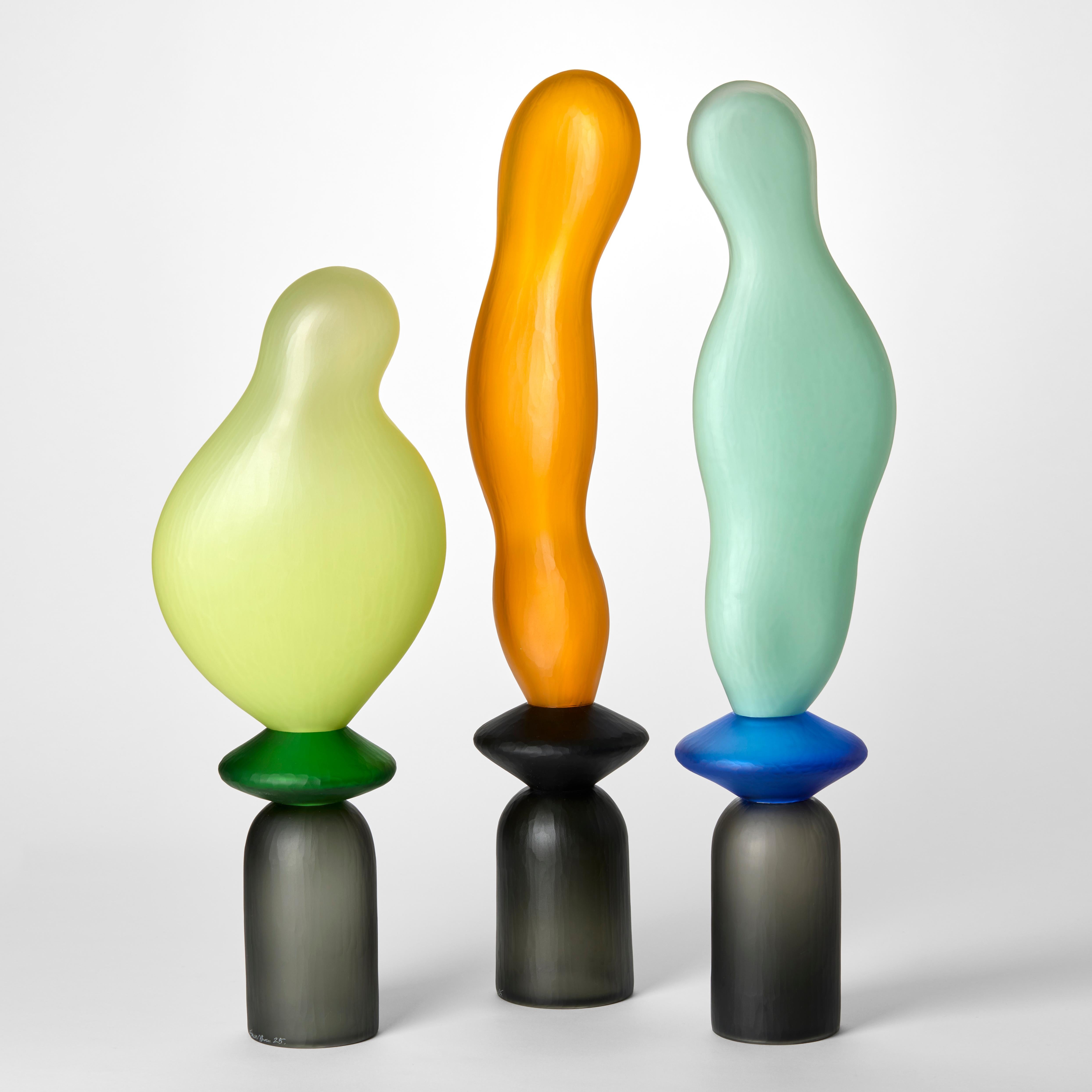 Britannico Chattering Classes I, scultura in vetro soffiato con texture verde e grigia di A.A. Moore in vendita