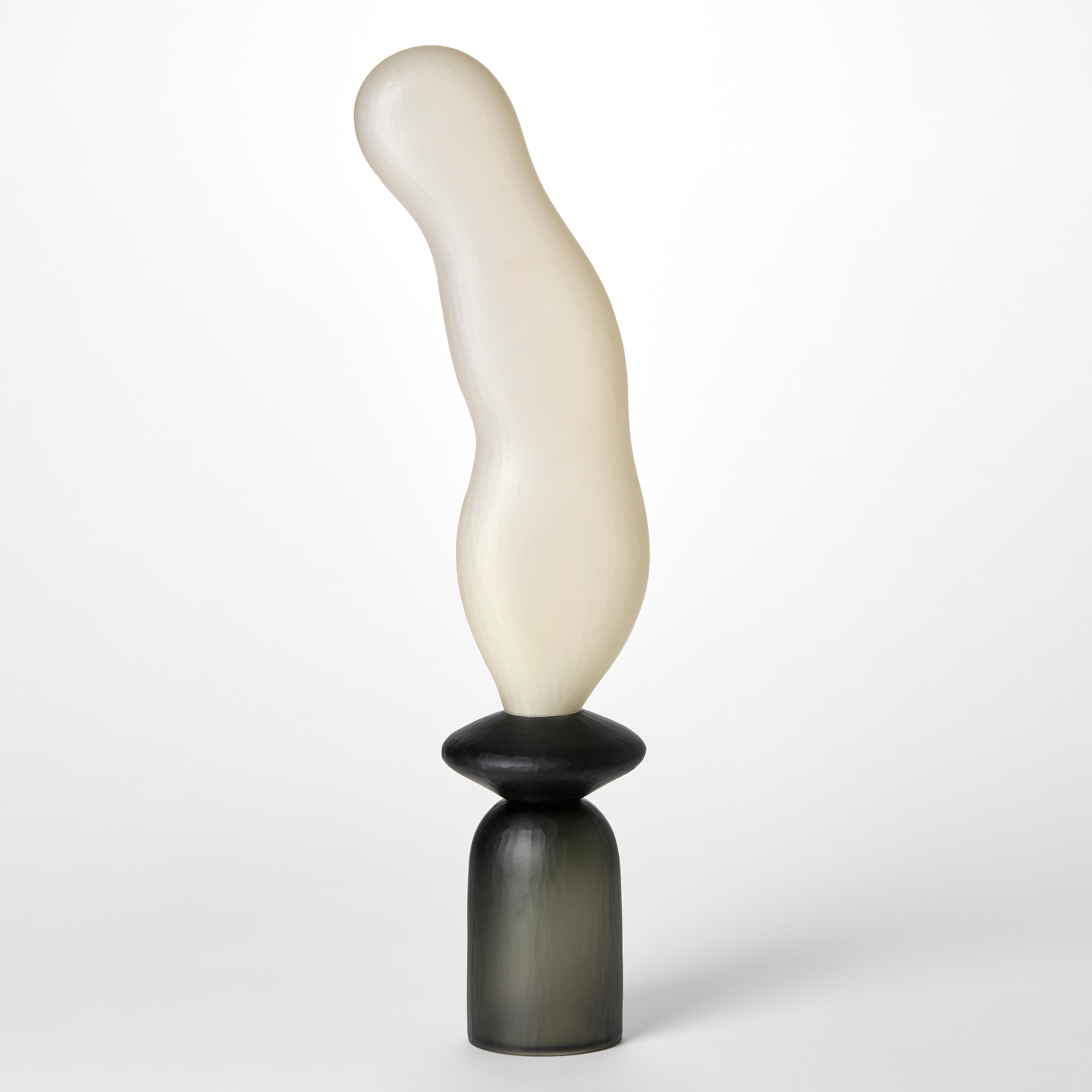 Organico moderno Chattering Classes IV, una scultura in vetro soffiato alabastro e grigio di Simon Moore in vendita