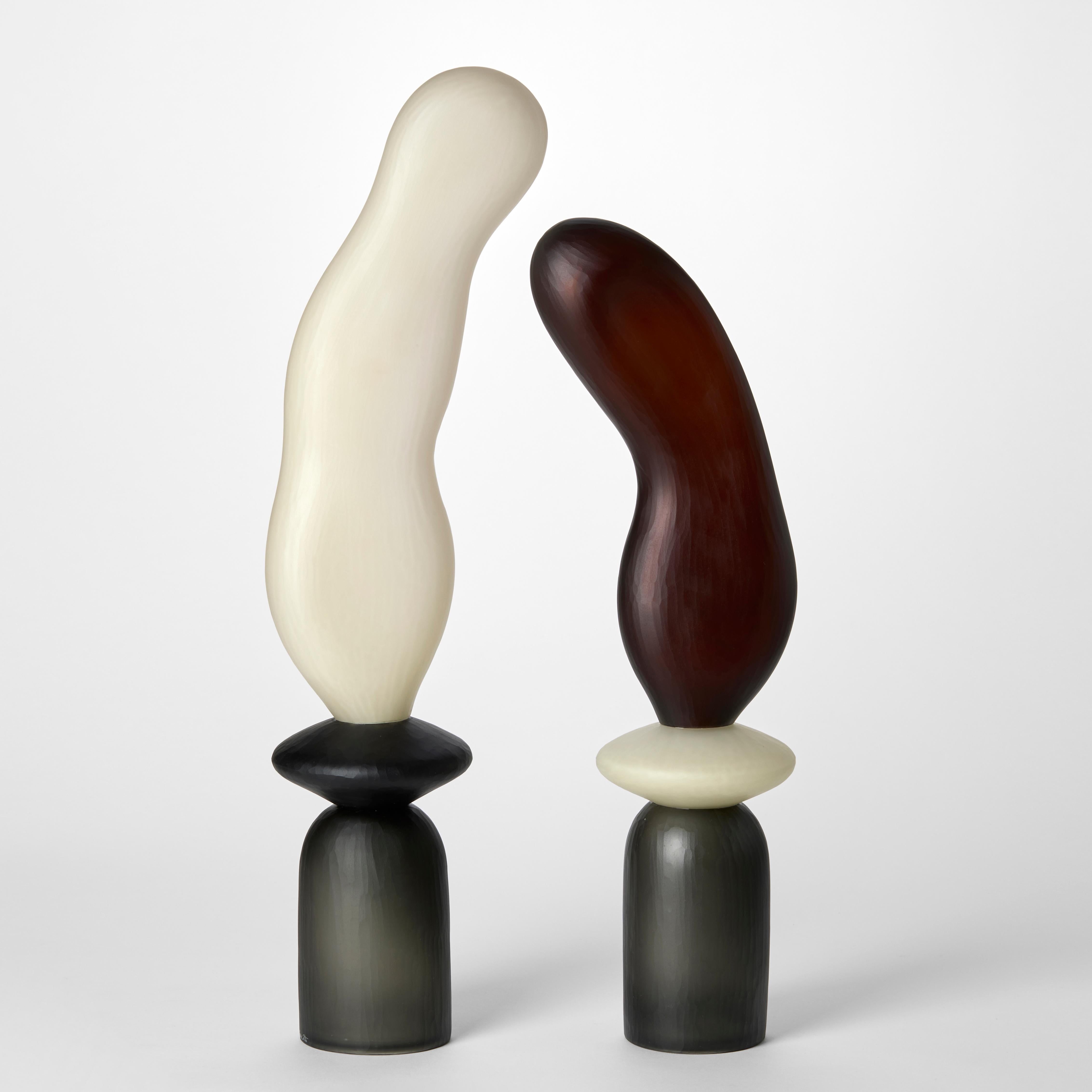 Britannico Chattering Classes IV, una scultura in vetro soffiato alabastro e grigio di Simon Moore in vendita