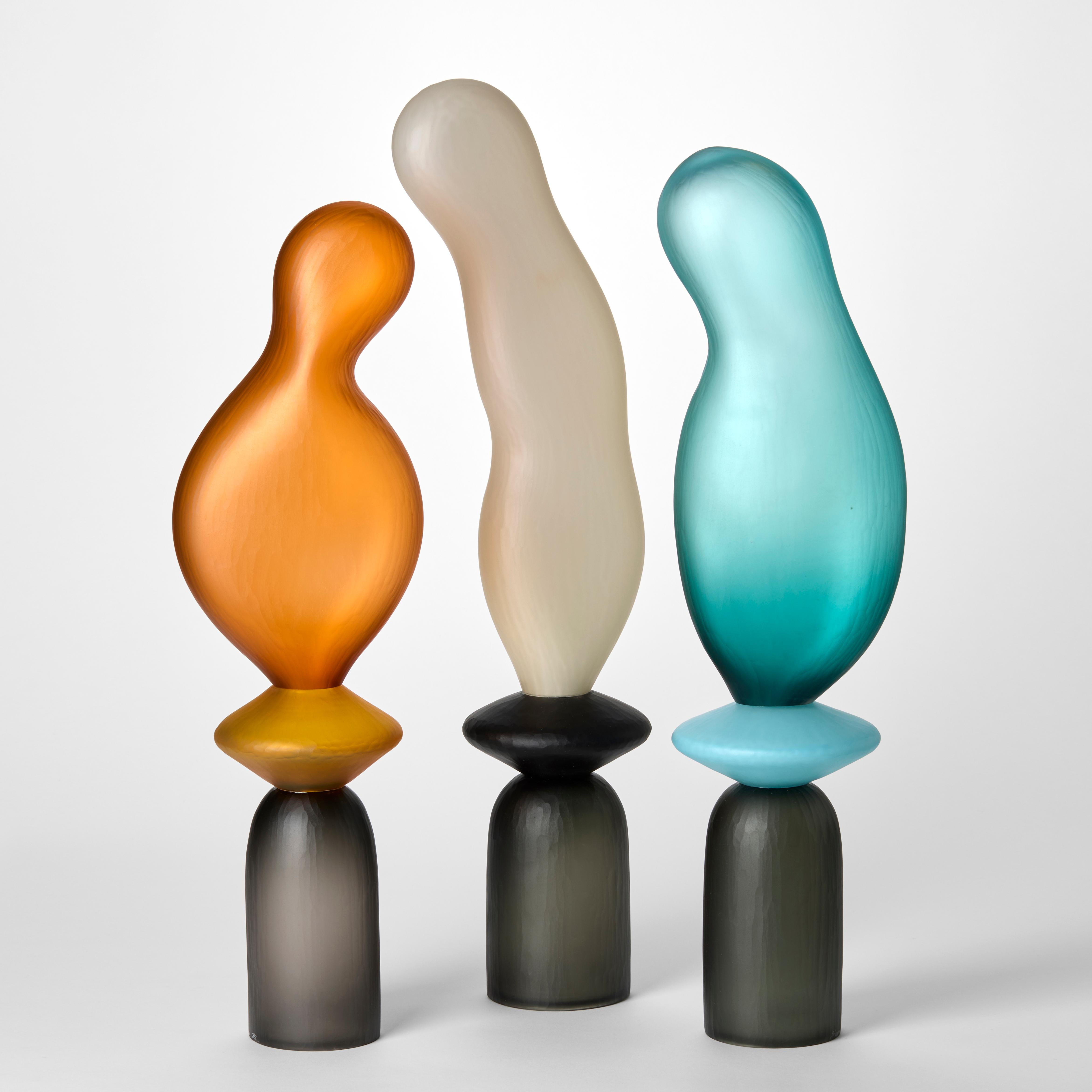 Fatto a mano Chattering Classes IV, una scultura in vetro soffiato alabastro e grigio di Simon Moore in vendita