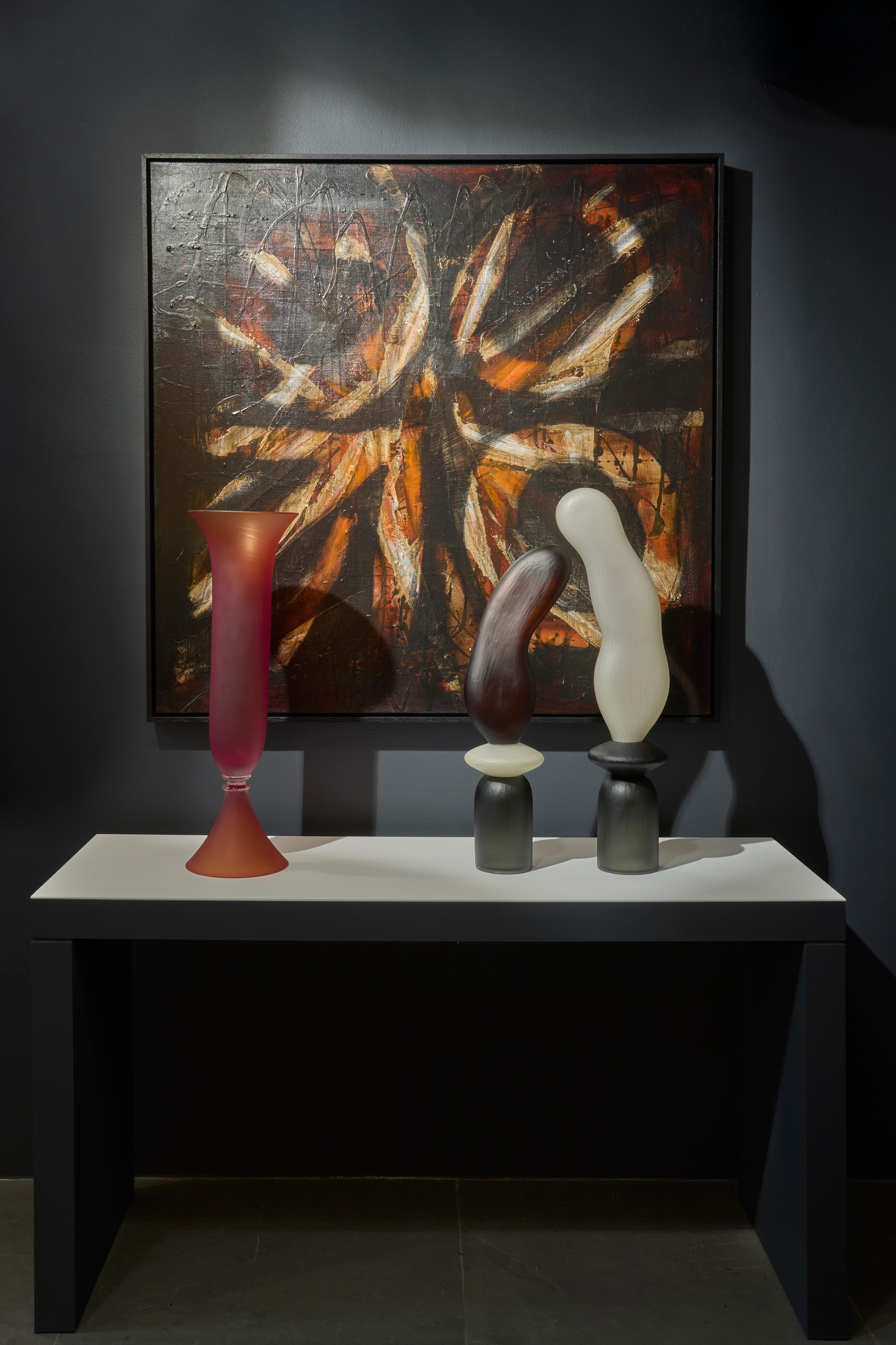 XXI secolo e contemporaneo Chattering Classes IV, una scultura in vetro soffiato alabastro e grigio di Simon Moore in vendita