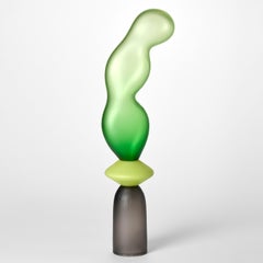 Chattering Classes IX, eine grün-graue Skulptur aus geblasenem Glas von Simon Moore