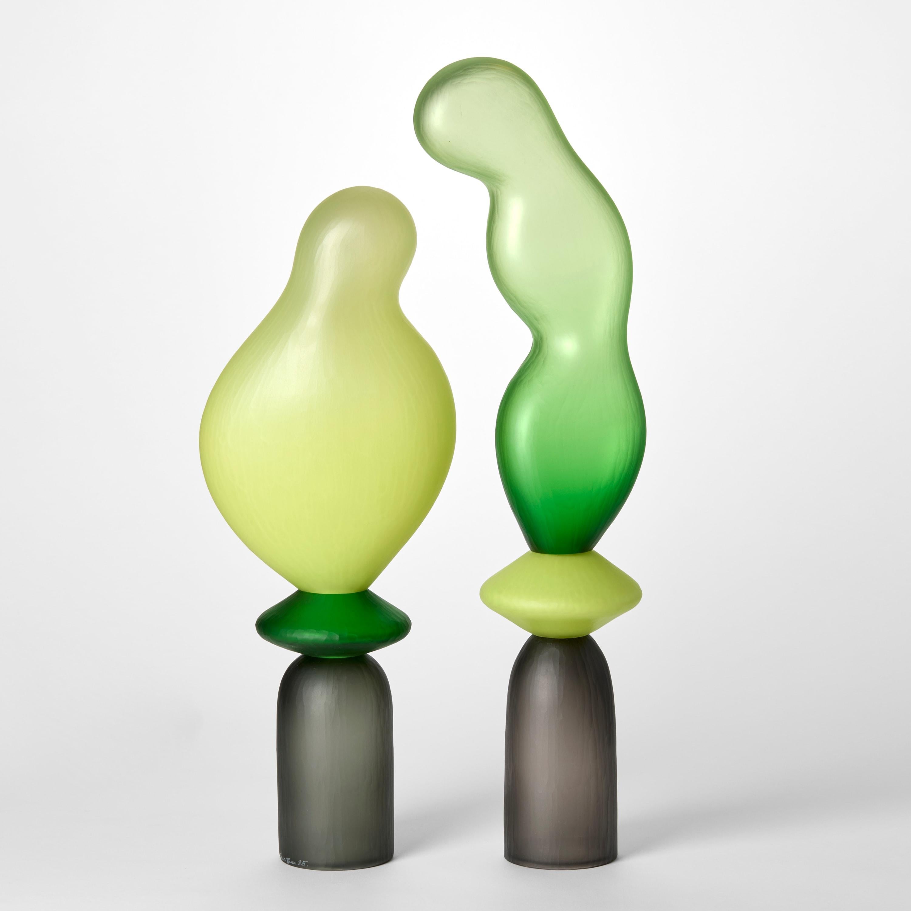 Britannico Chattering Classes IX, una scultura in vetro soffiato verde e grigio di A.A. Moore in vendita