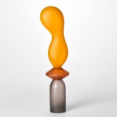 Chattering Classes V, una scultura in vetro soffiato arancione e grigio di A.A. Moore