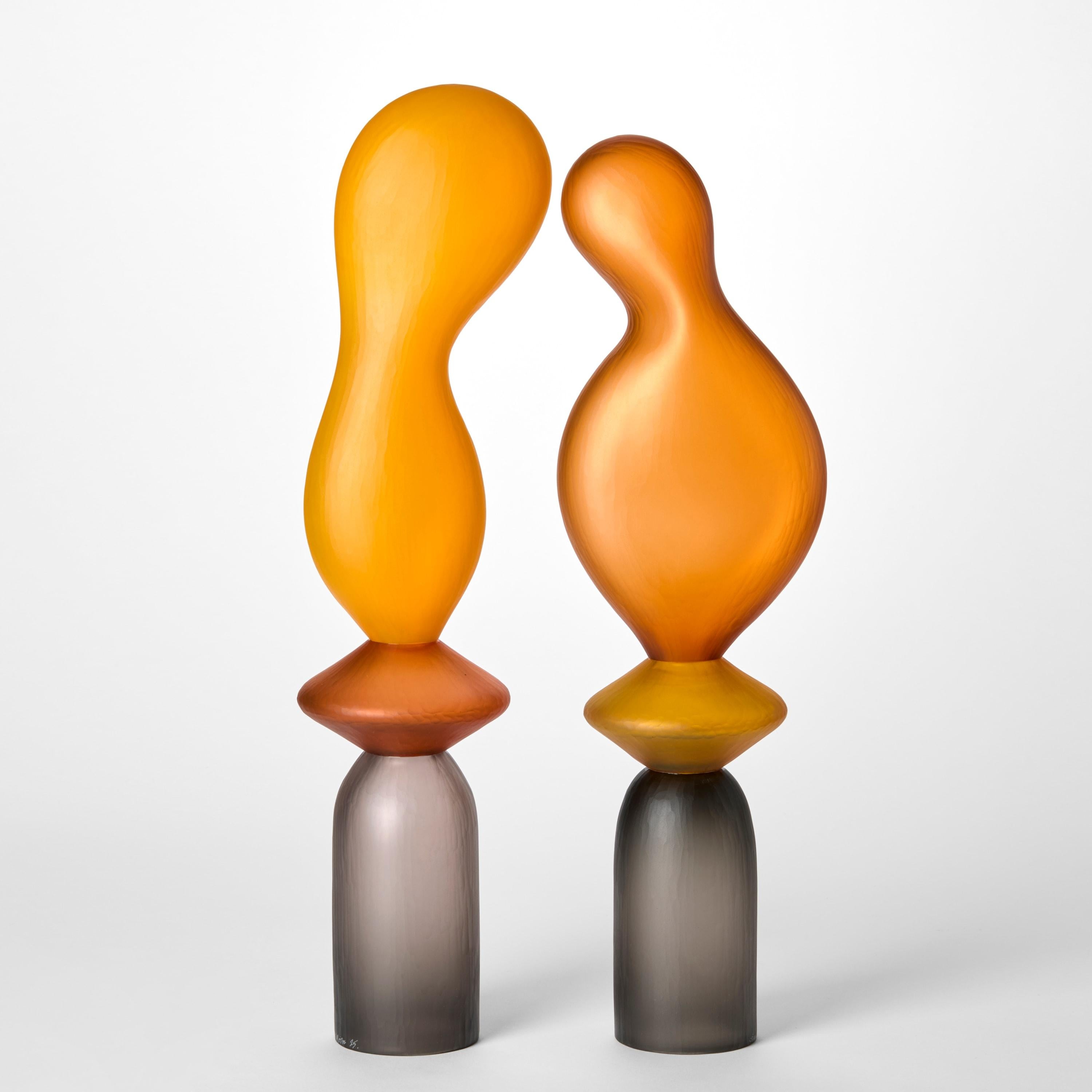 Britannico Chattering Classes V, una scultura in vetro soffiato arancione e grigio di A.A. Moore in vendita