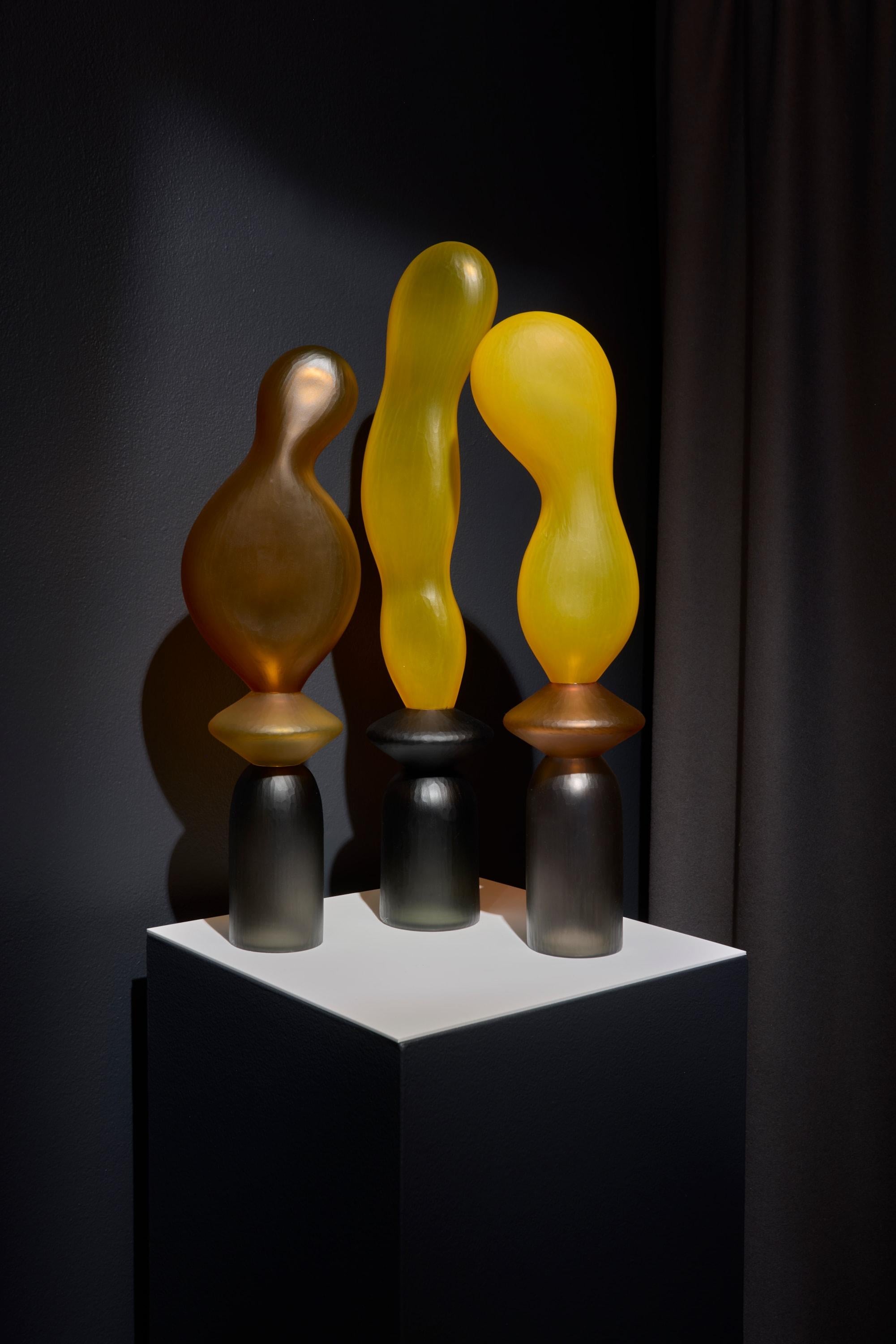 Vetro Chattering Classes V, una scultura in vetro soffiato arancione e grigio di A.A. Moore in vendita