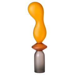 Chattering Classes V, una scultura in vetro soffiato arancione e grigio di A.A. Moore