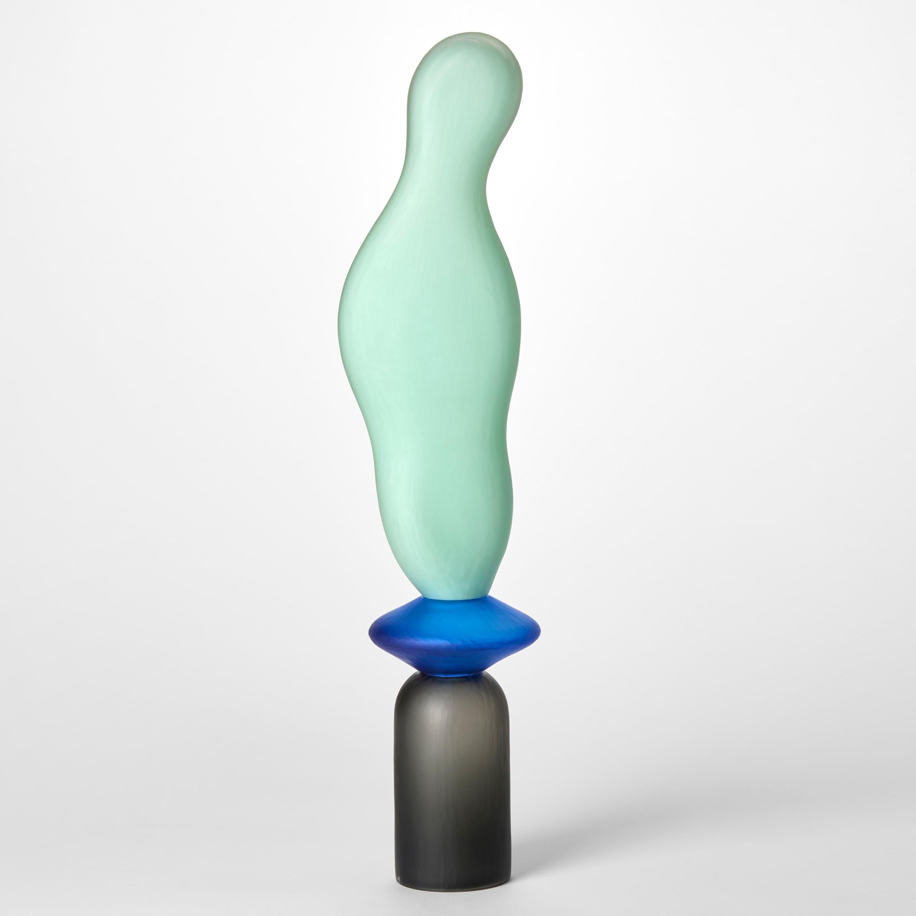 'Chattering Classes VI' è un'opera unica dell'artista britannico Simon Moore, realizzata in vetro soffiato e scolpito a mano con taglio superficiale battuto*.

(*Battuto: è un tipo di vetro in cui la superficie presenta un insieme omogeneo di