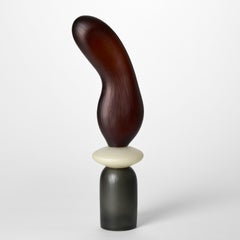 Chattering Classes VII, sculpture en verre soufflé brun, blanc et gris de Simon Moore.