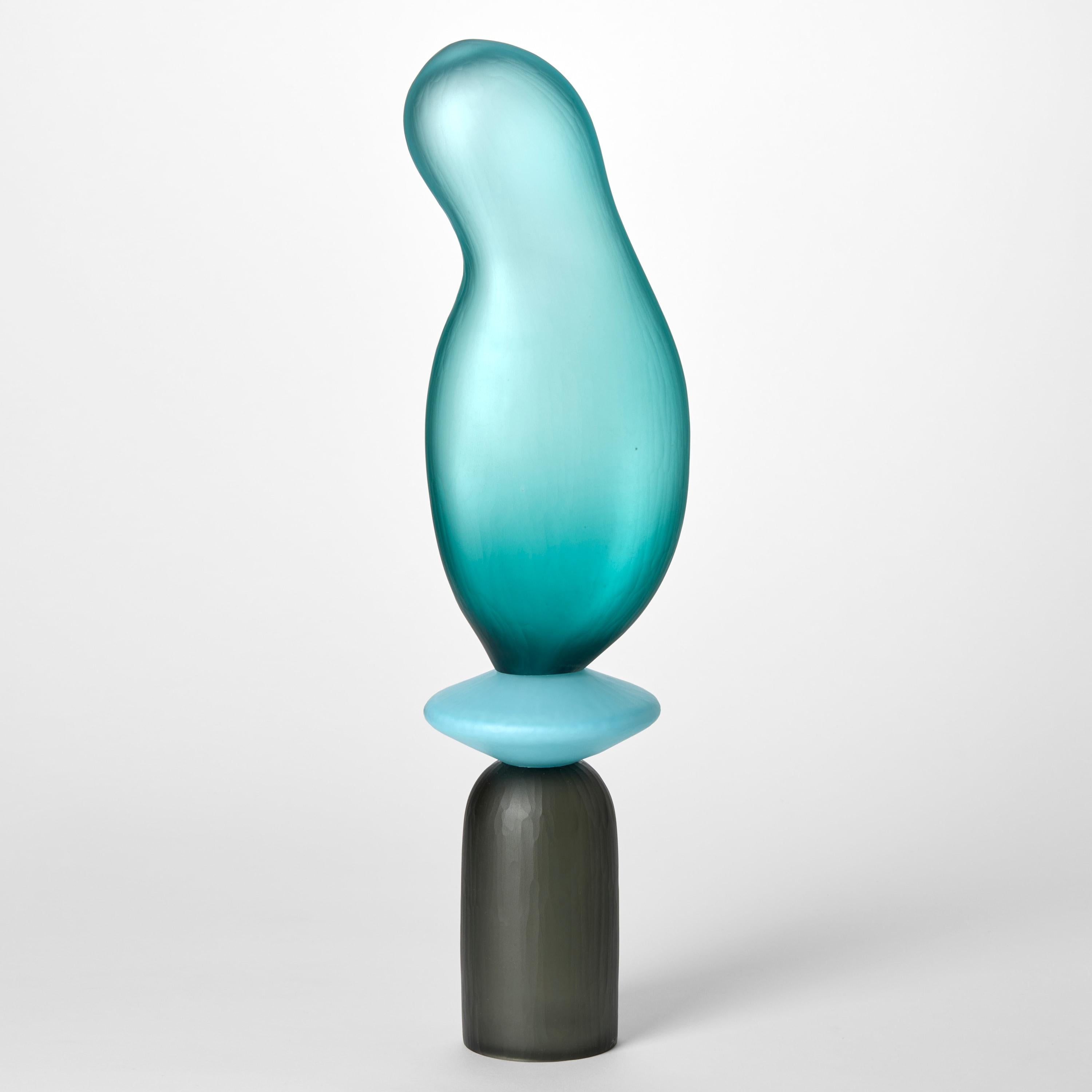 'Chattering Classes VIII' è un'opera unica dell'artista britannico Simon Moore, realizzata in vetro soffiato e scolpito a mano con taglio superficiale battuto*.

(*Battuto: è un tipo di vetro in cui la superficie presenta un insieme omogeneo di