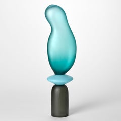 Chattering Classes VIII, eine blau-schwarze Skulptur aus geblasenem Glas von Simon Moore