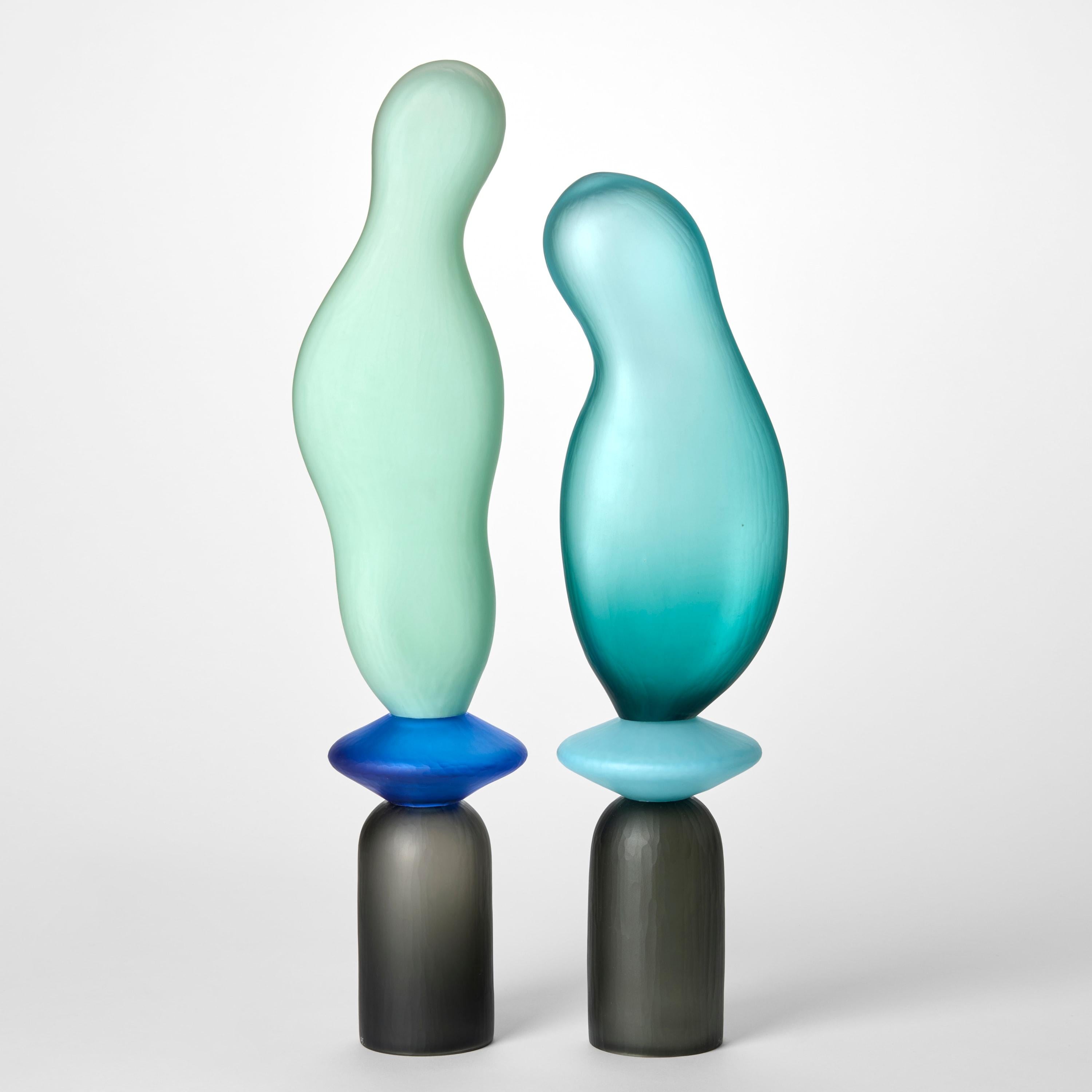 Britannico Chattering Classes VIII, una scultura in vetro soffiato blu e nero di A.A. Moore in vendita