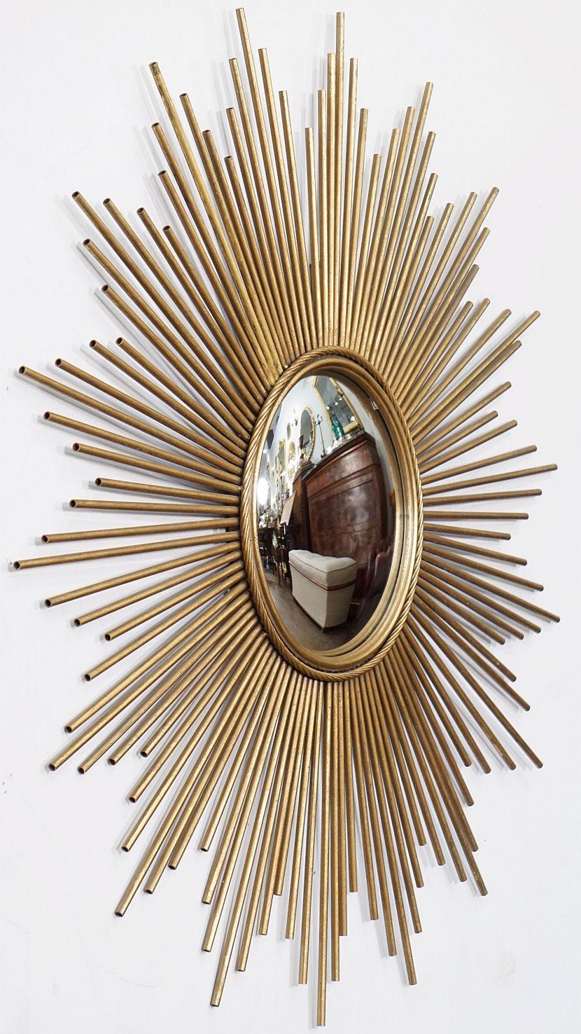 Miroir en métal doré à rayons de soleil (ou à étoiles) - 39 1/4 pouces de diamètre - avec un centre en verre miroir convexe dans un cadre moulé avec une bordure à motif de corde par Chaty Vallauris.

Diamètre du miroir convexe : 11 pouces

Le miroir