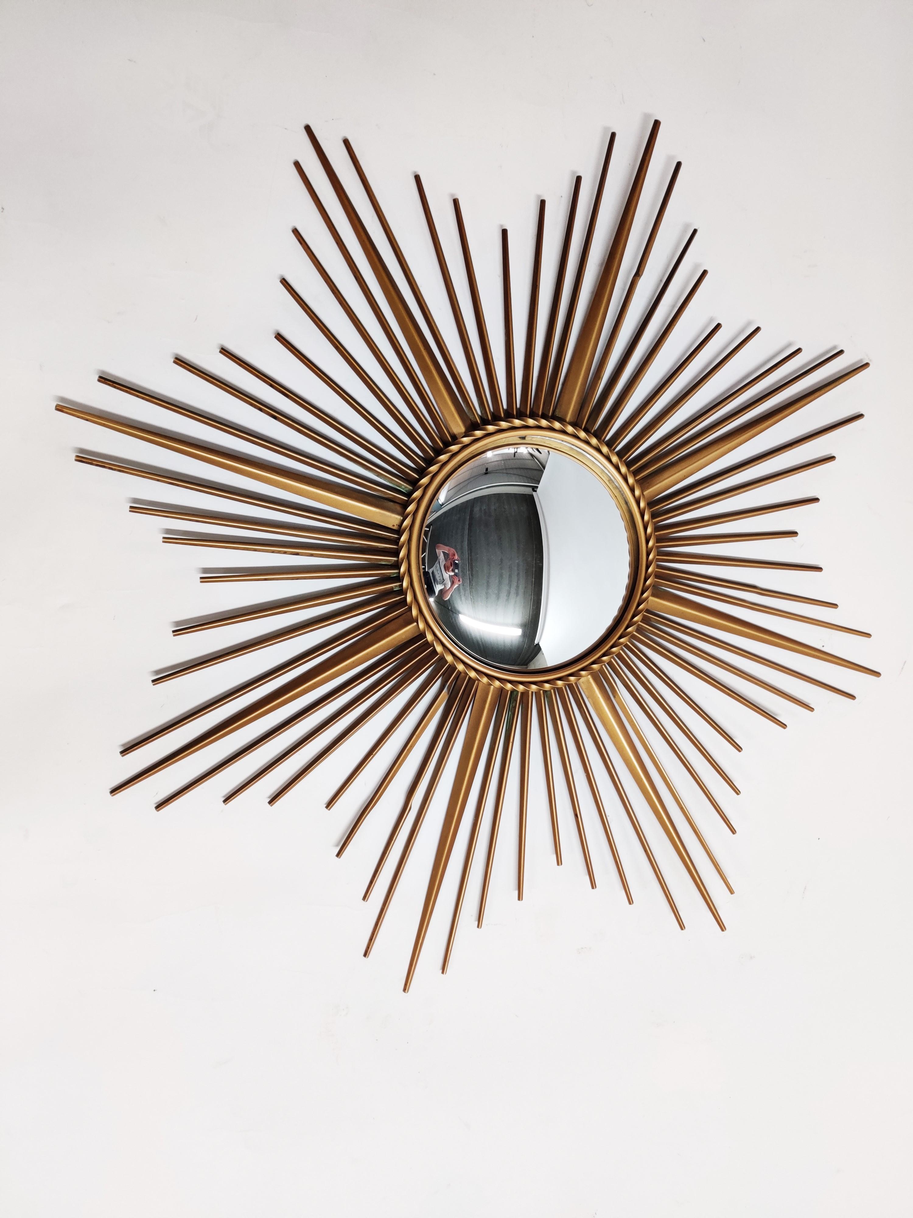 Impressive gilt metal sunburst mirror by Chaty Vallauris.

The large scale is wat really makes this piece stand out.

Condition:
Some 'sunrays' have been bended but the overall look is still amazing, glass is perfect.

Labeled at the