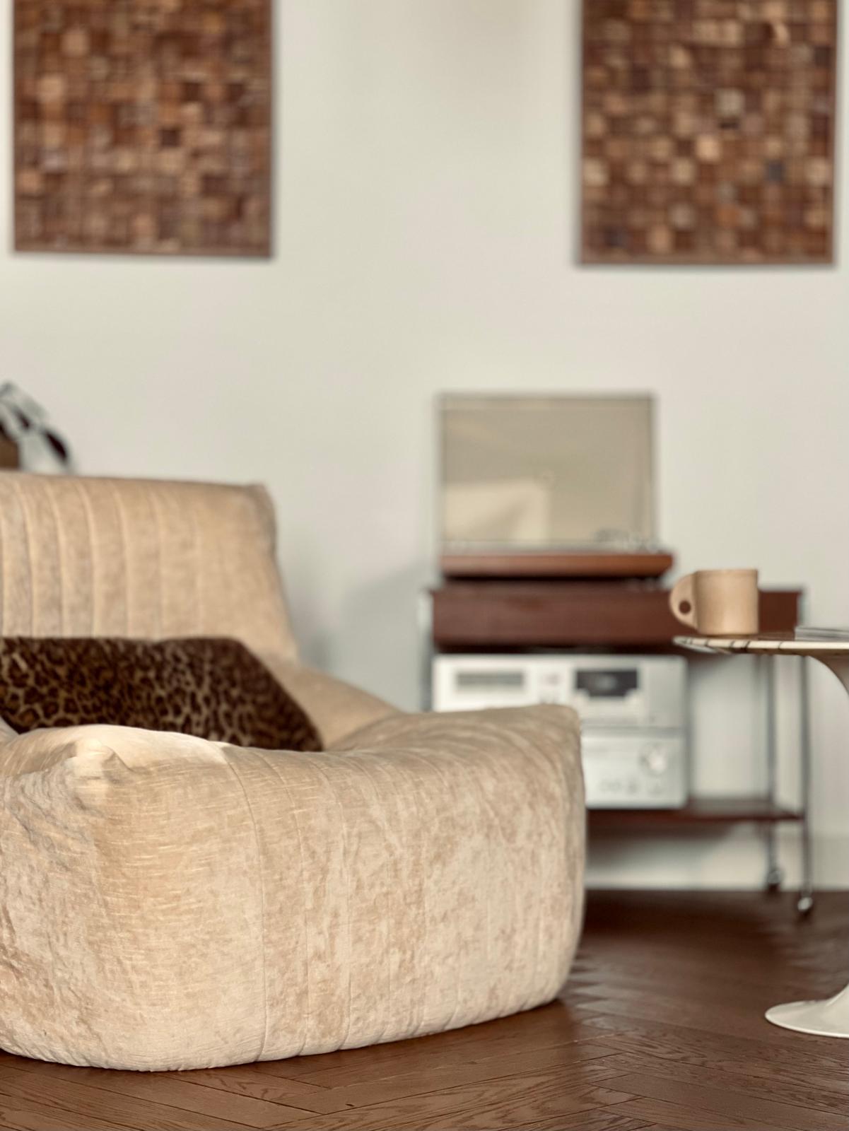 Chauffeuse Aralia par Michel Ducaroy pour Ligne Roset vintage années 70.
Gehäuse aus beigefarbenem, vollständig gereinigtem Velours
mousse en très bel état.
Très confortable.
