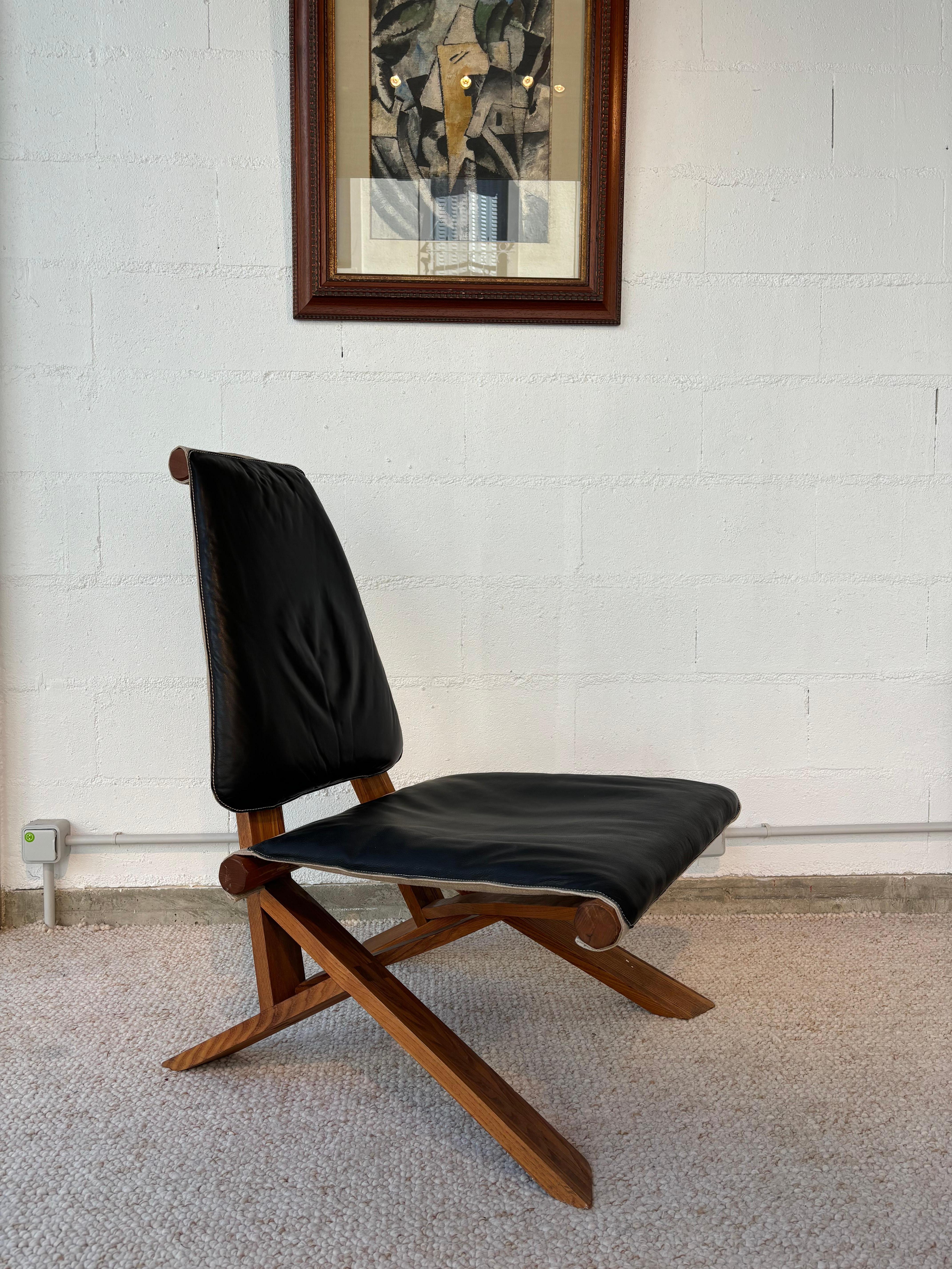 Rare chauffeuse dite S46, CHLACC ou dromadaire. 
Cette chauffeuse fut le premier modèle de fauteuils créé par Pierre Chapo. 
Elle reprend tout le corpus iconographique, l'assemblage qui ont fait le succès de Pierre Chapo. 