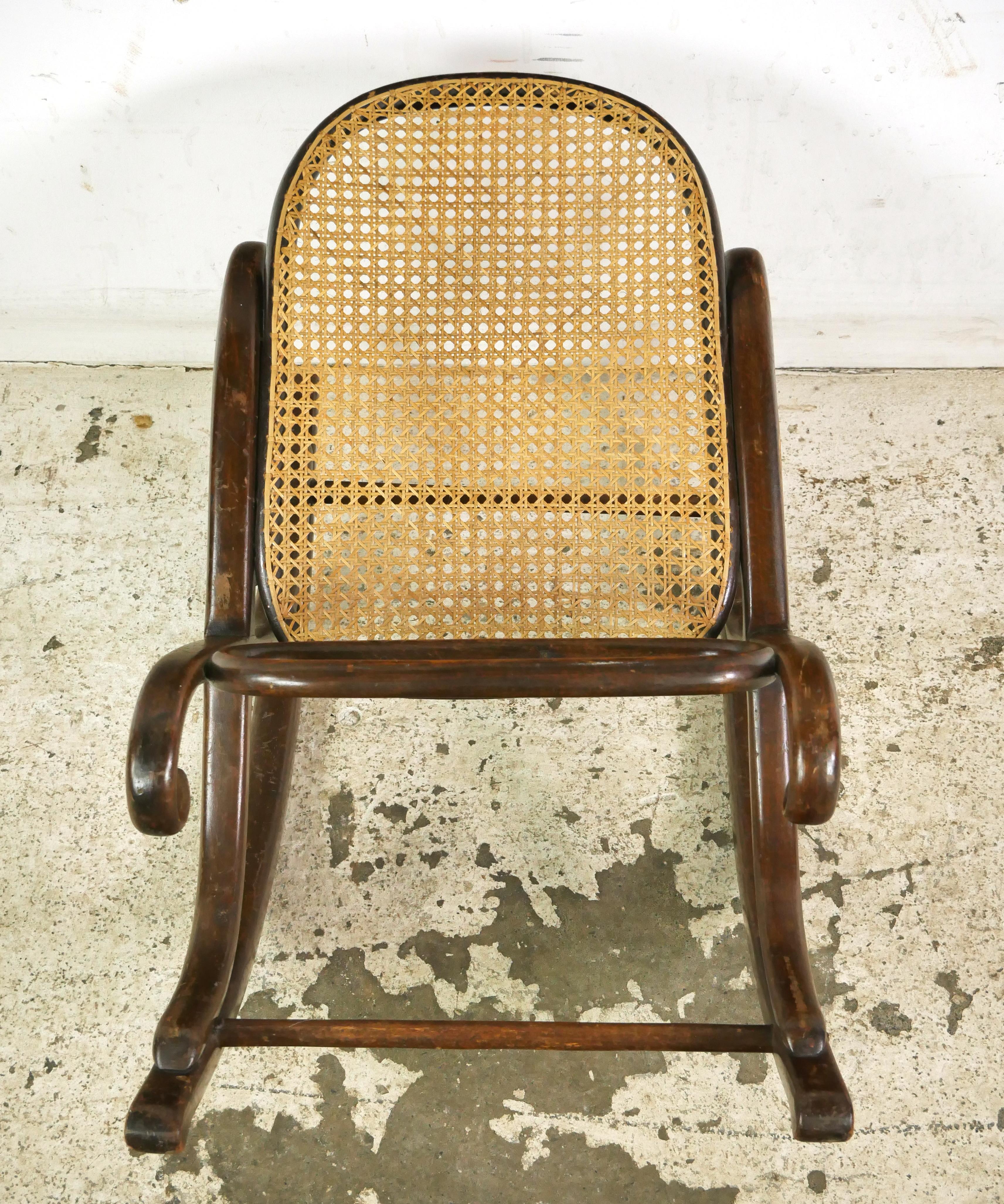 Europäischer Thonet Gicht-Schaukelstuhl mit Bugholzrahmen und Rohrgeflechtauflage. Es gibt eine große Menge der Oberfläche Verschleiß von Alter und Nutzung. Bitte sehen Sie sich die Bilder an, um sich ein Bild vom Zustand zu machen. Einer verfügbar.