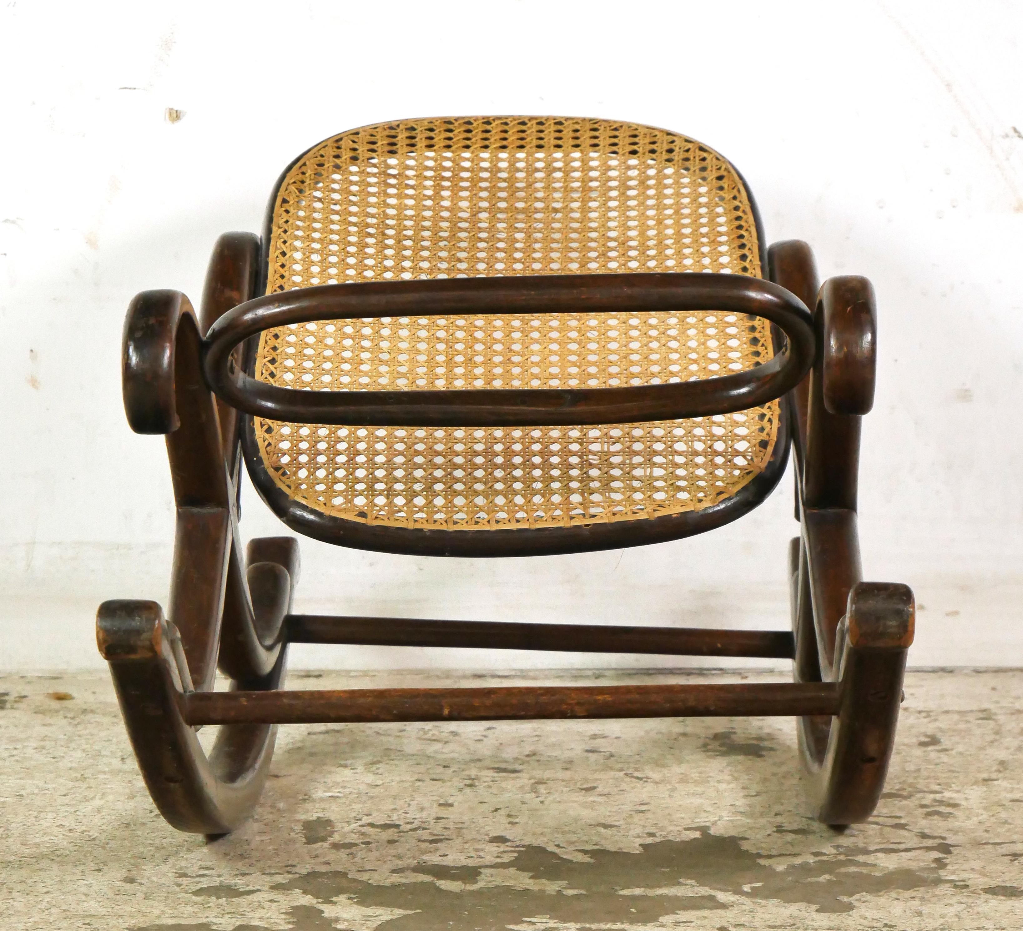Chauffeuse Thonet Schaukelfußhocker aus Bugholz (Europäisch) im Angebot