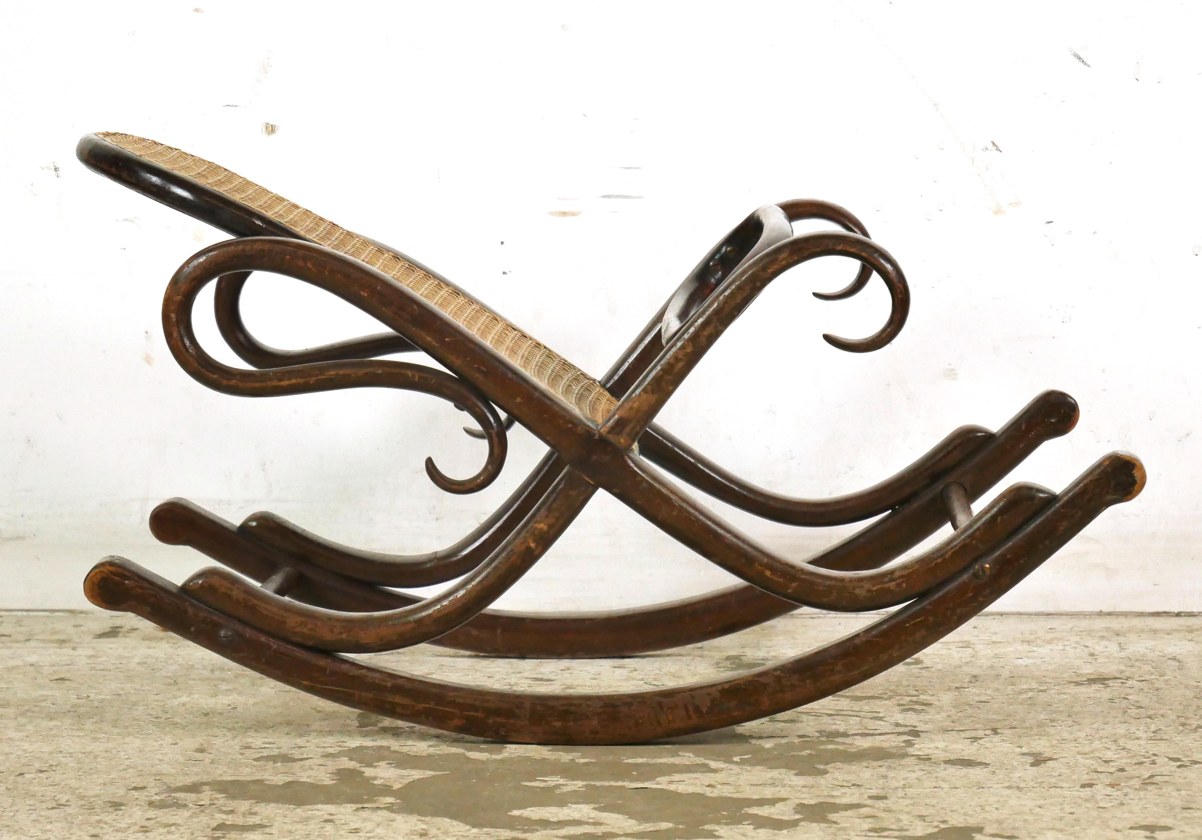 Chauffeuse Thonet Schaukelfußhocker aus Bugholz im Zustand „Gut“ im Angebot in New York, NY