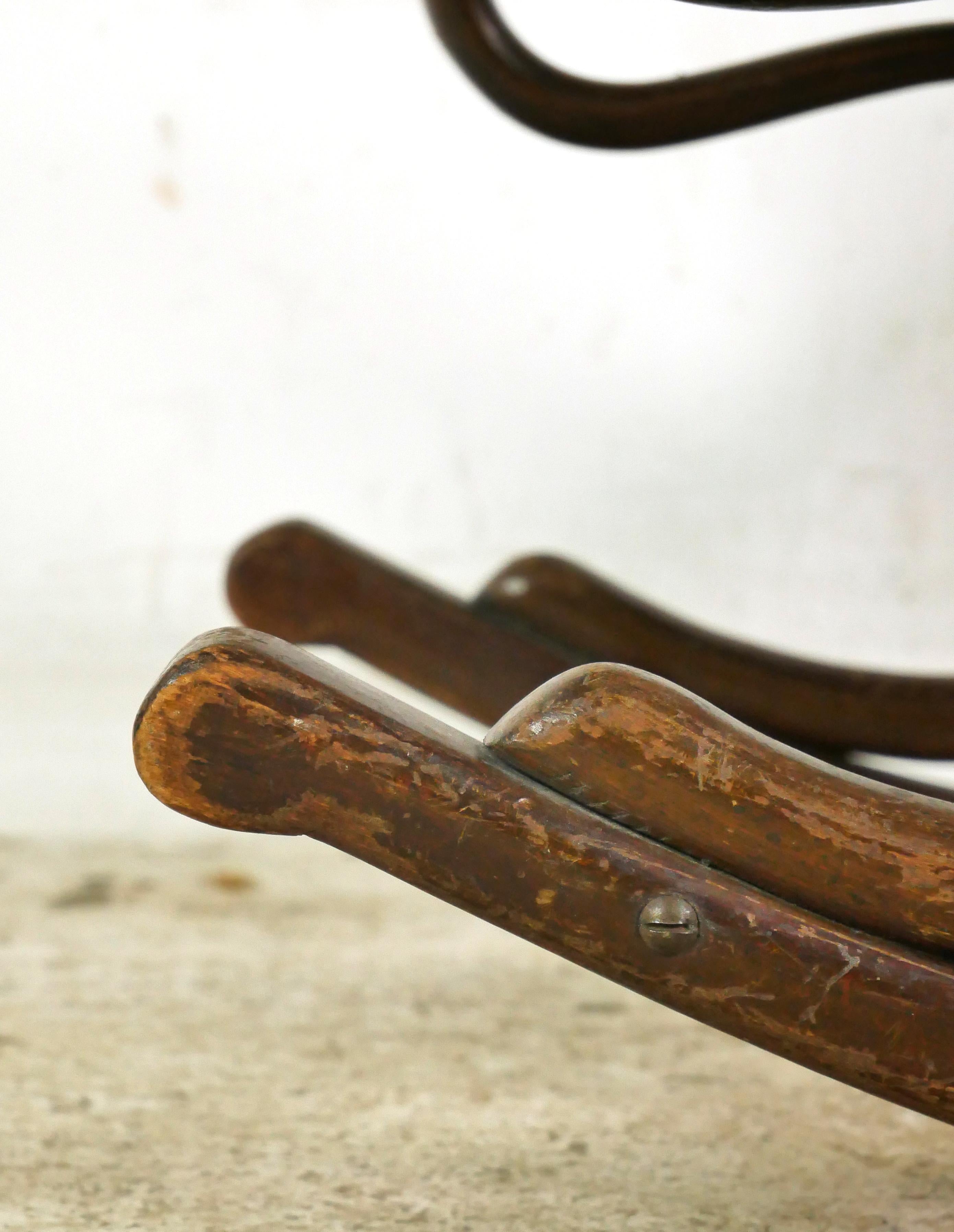 Chauffeuse Thonet Schaukelfußhocker aus Bugholz (20. Jahrhundert) im Angebot