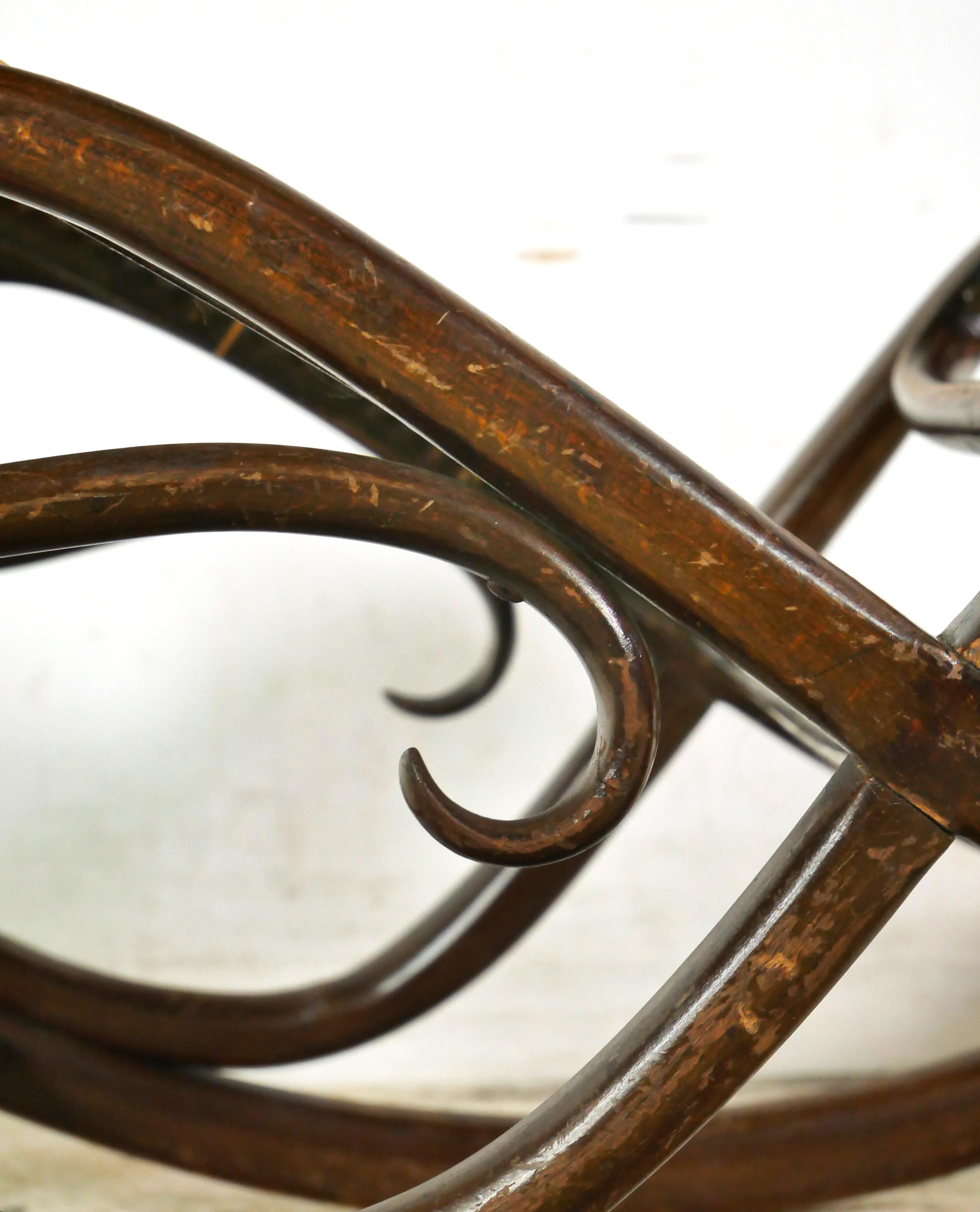 Chauffeuse Thonet Schaukelfußhocker aus Bugholz (Rattan) im Angebot