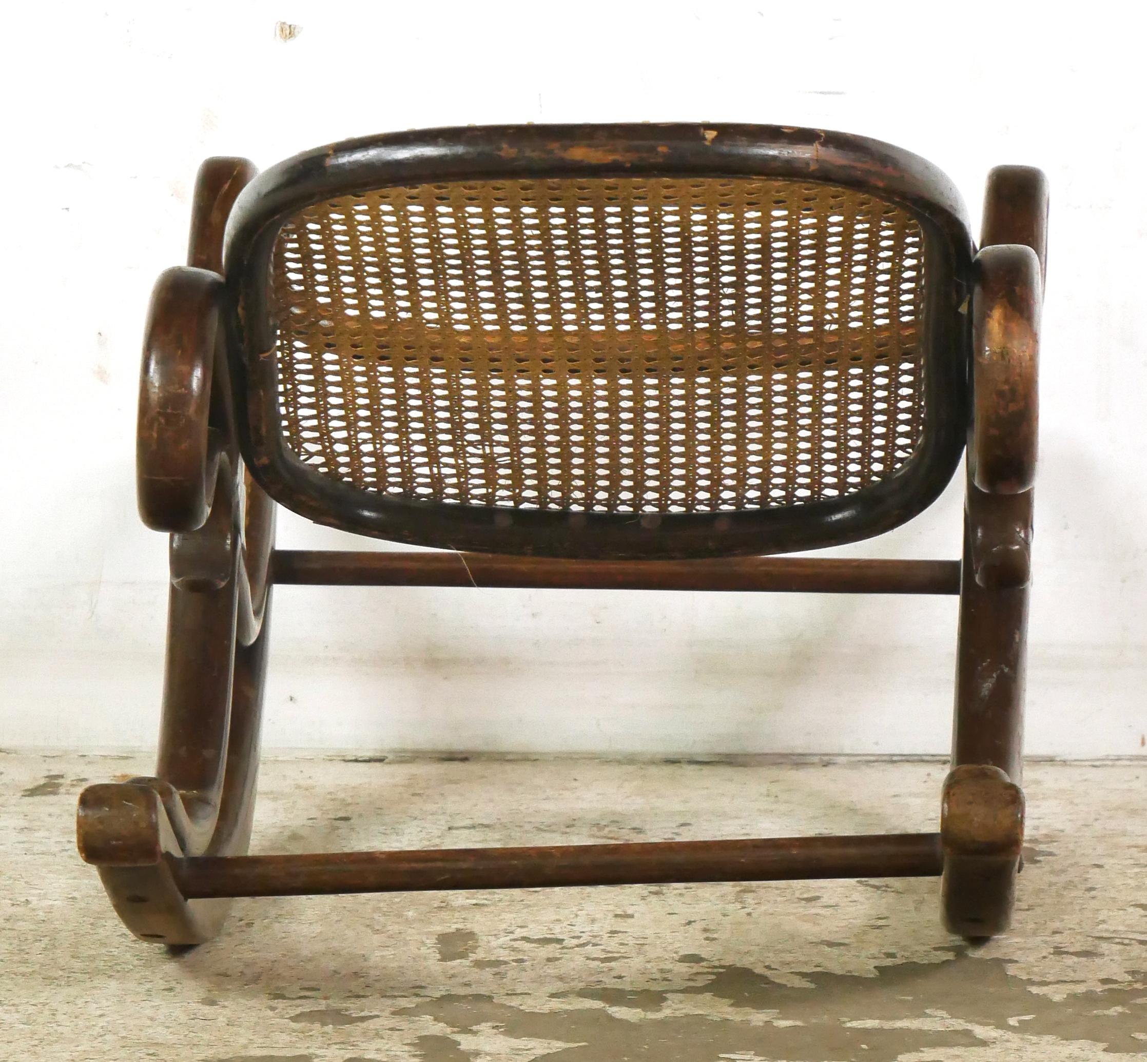 Chauffeuse Thonet Schaukelfußhocker aus Bugholz im Angebot 2