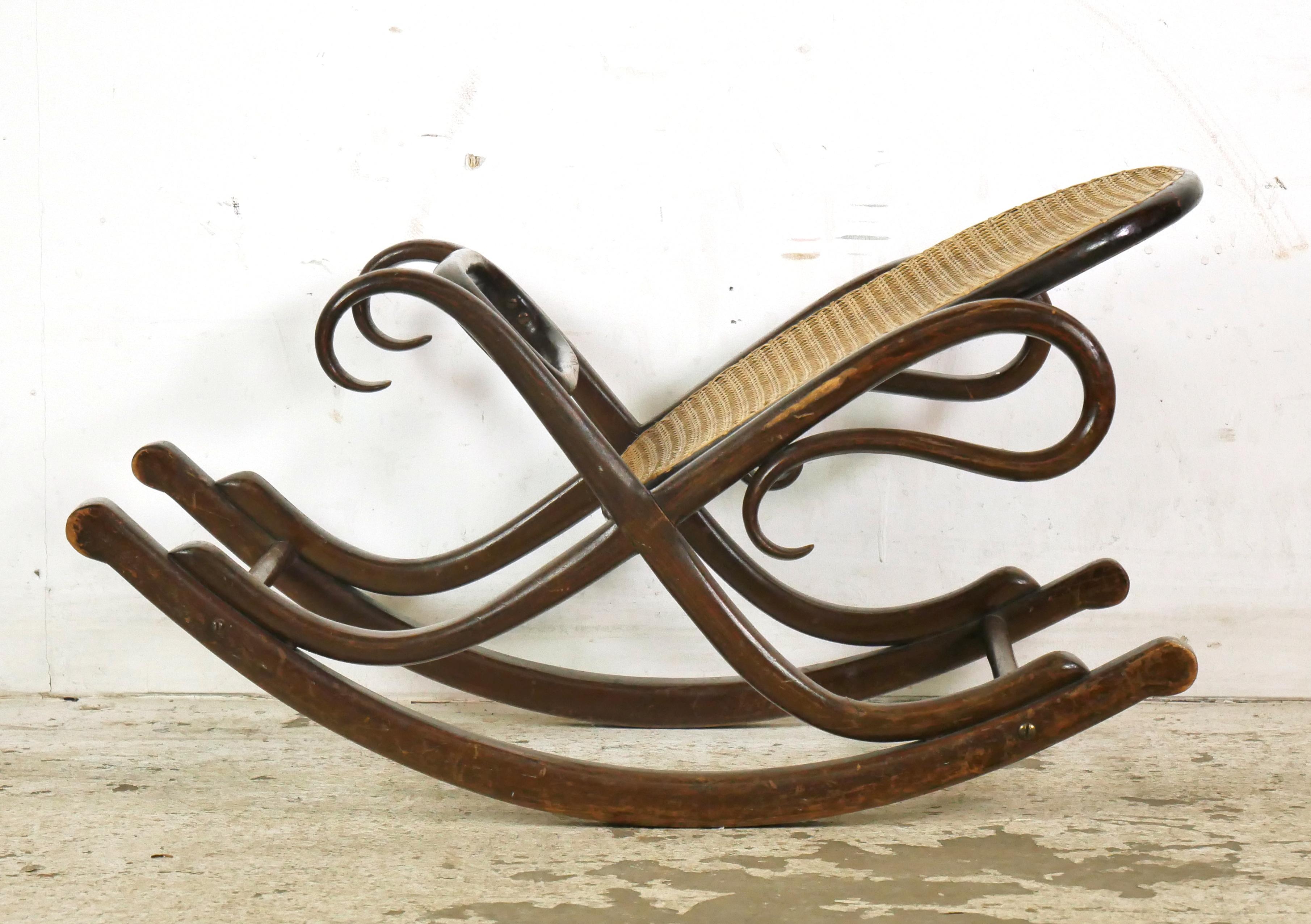 Chauffeuse Thonet Schaukelfußhocker aus Bugholz im Angebot 3
