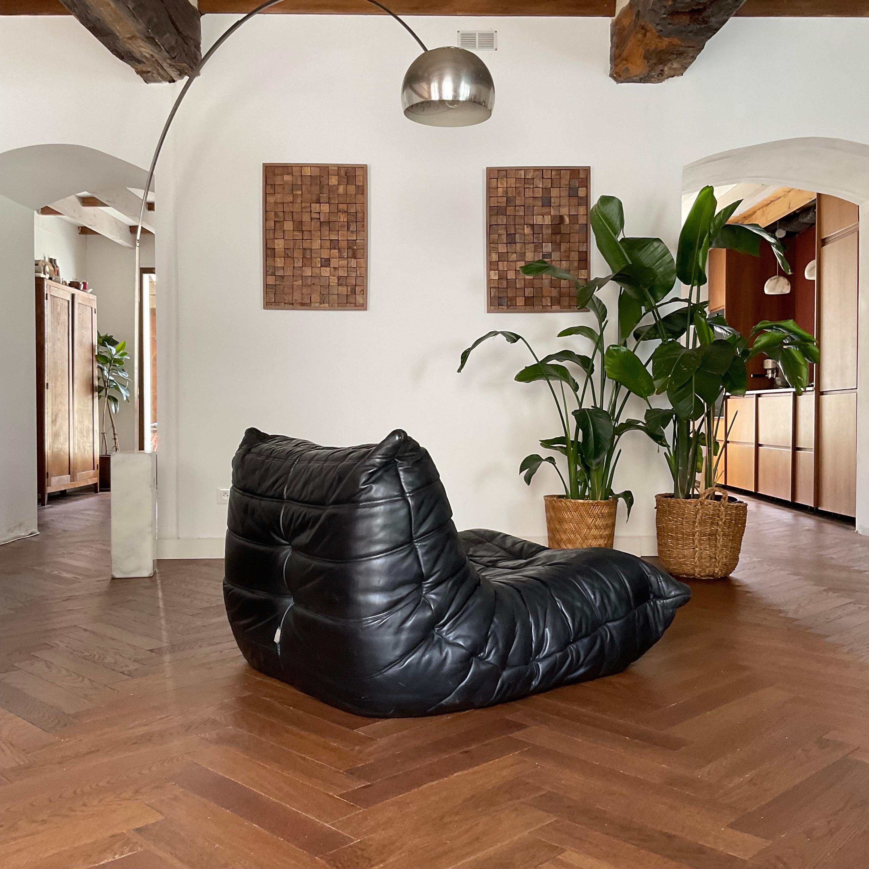 Chauffeuse Togo Ligne Roset par Michel Ducaroy vintage années 80
Cuir et mousse en bel état 
Schwarzes Leder, das sich gut entpuppt hat

Abmessungen 
97 x 100 x 70 cm in der Höhe