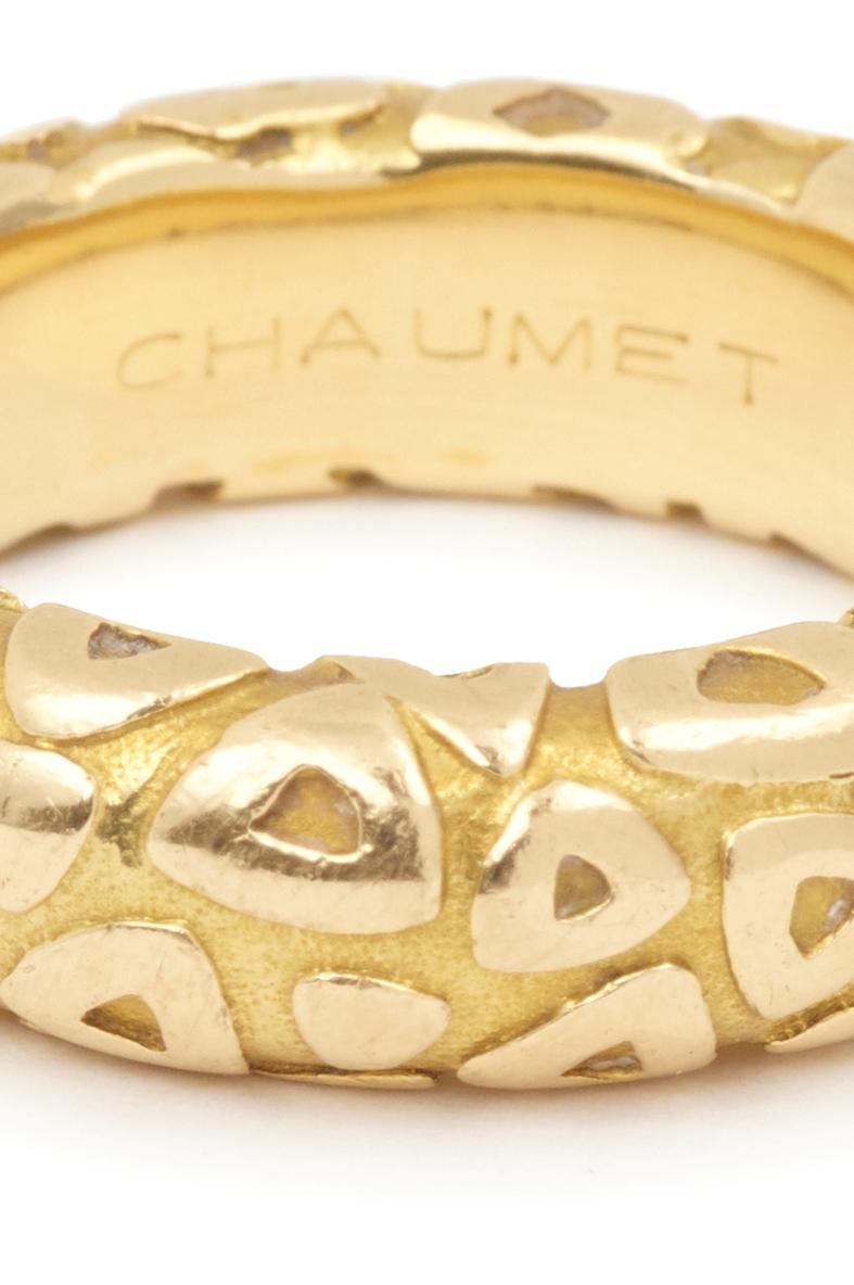 Chaumet Bangle Ring with chiseled geometrical patterns.

18 Carats yellow gold, 750/000th.

Numbered and signed Chaumet.

Size of the ring : 51 fr (5.5 us)

Dimensions : 23.5 x 23.5 x 6 mm  (0.90 x 0.90 x 0.23 inch)

Weight of the ring : 9.6 gr.