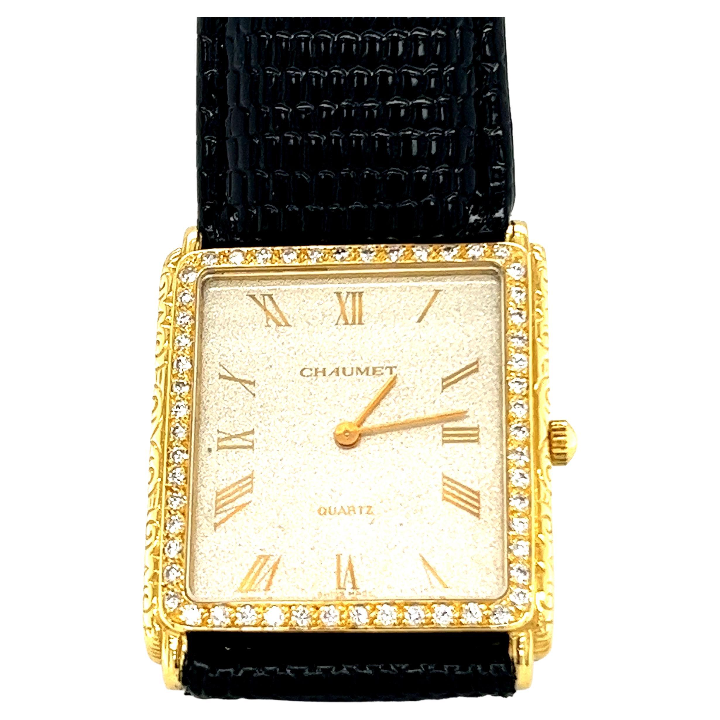 Classique et élégante montre-bracelet pour femme en or jaune 18 carats et diamants de la maison française Chaumet.

Montre-bracelet de dame à mouvement à quartz présentant un boîtier rectangulaire en or jaune 18 carats, gravé latéralement d'un motif