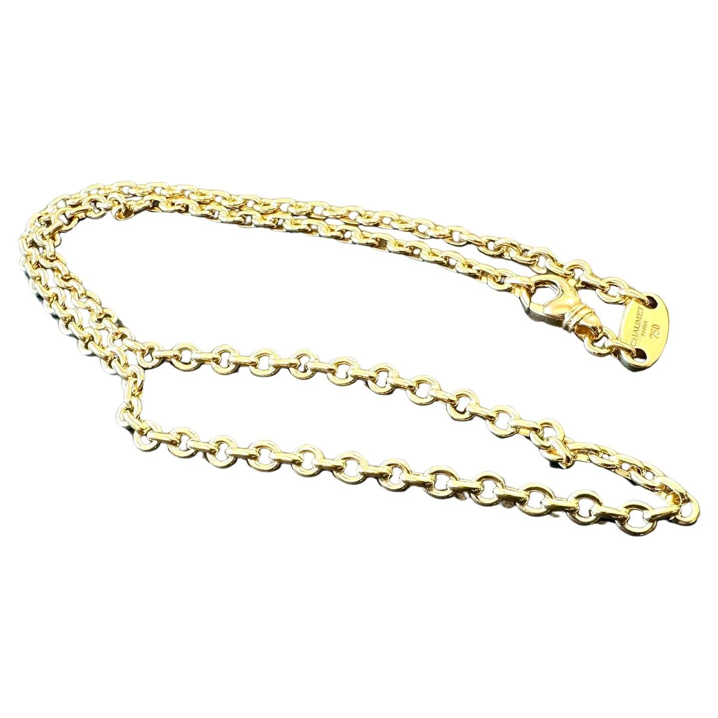 La chaîne en or jaune 18 carats de Chaumet est un accessoire exquis et intemporel, qui témoigne de l'engagement de la marque en faveur du luxe et de l'artisanat. Fabriquée en or jaune 18 carats de haute qualité, cette chaîne dégage un éclat