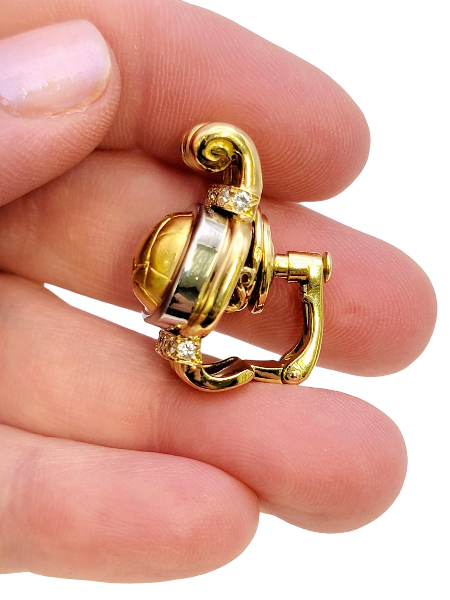 Chaumet Clous d'oreilles à clips en or jaune 18 carats de style pépite avec diamants  en vente 5