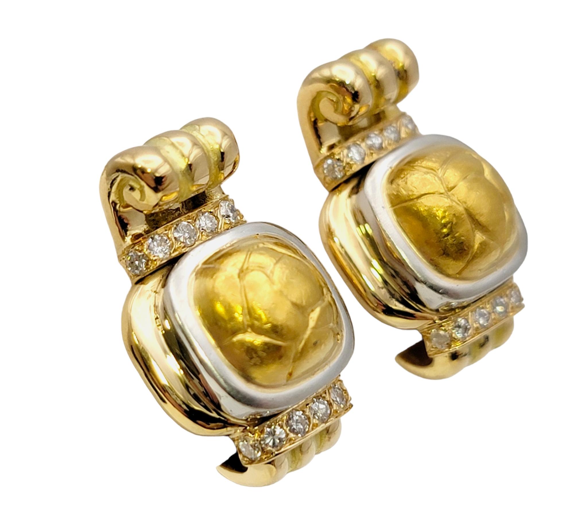 Boucles d'oreilles élégantes du créateur de luxe français Chaumet. Ces luxueuses paires en or jaune 18 carats présentent un design unique et une fabrication exquise, et s'affichent de manière sophistiquée sur l'oreille.   

Ces magnifiques boucles