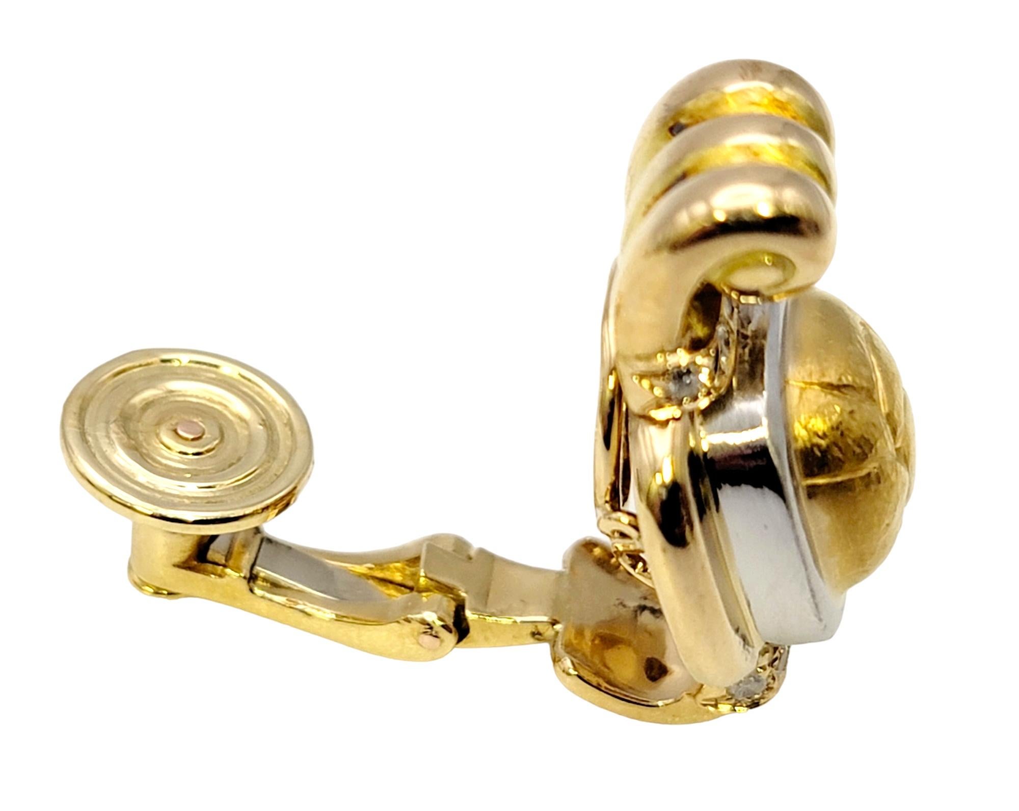 Chaumet Clous d'oreilles à clips en or jaune 18 carats de style pépite avec diamants  en vente 1