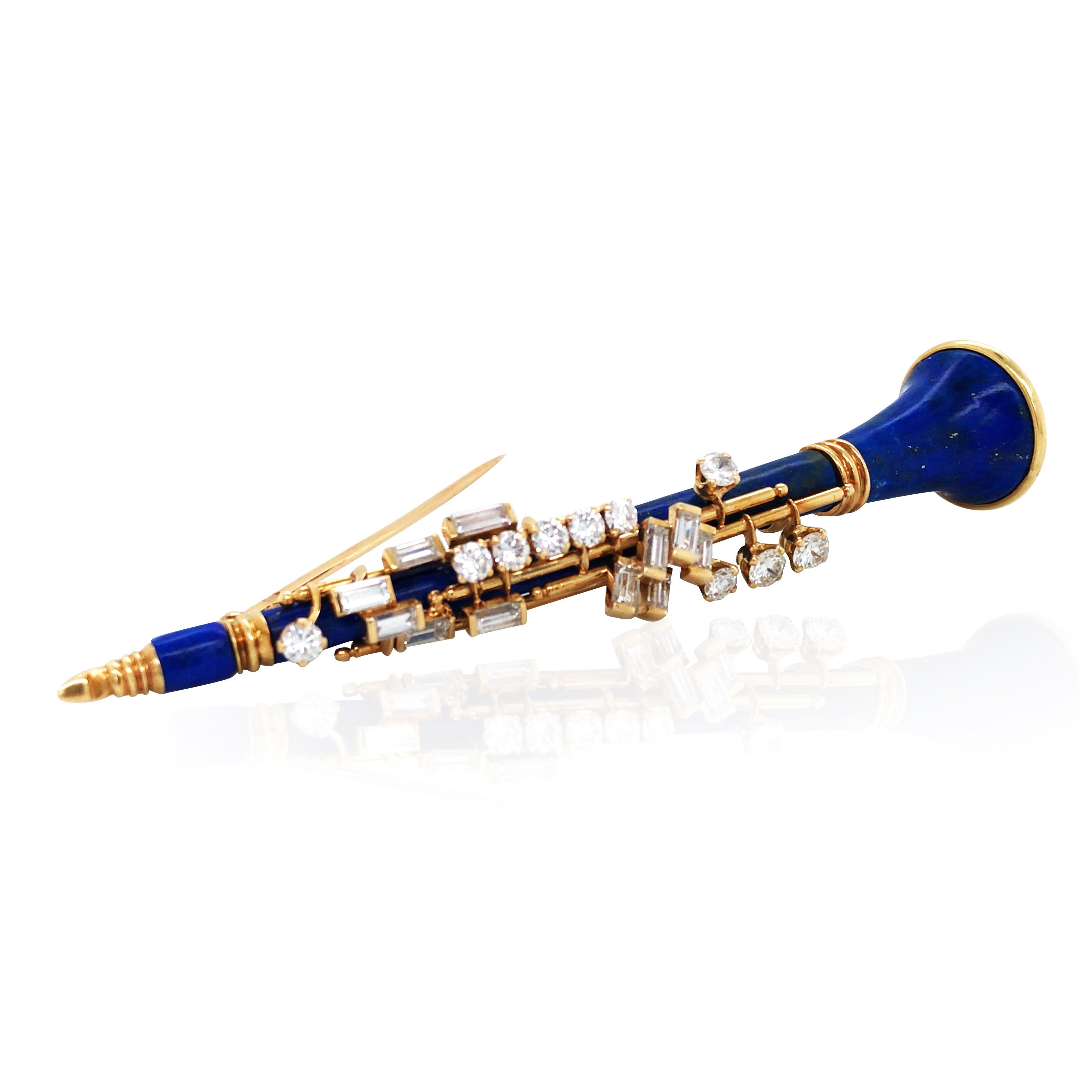Questa squisita spilla di Chaumet Paris è un capolavoro di artigianato e creatività, che assomiglia a un clarinetto in miniatura che cattura il ritmo della musica in alta gioielleria. Lo smalto blu intenso contrasta meravigliosamente con i diamanti