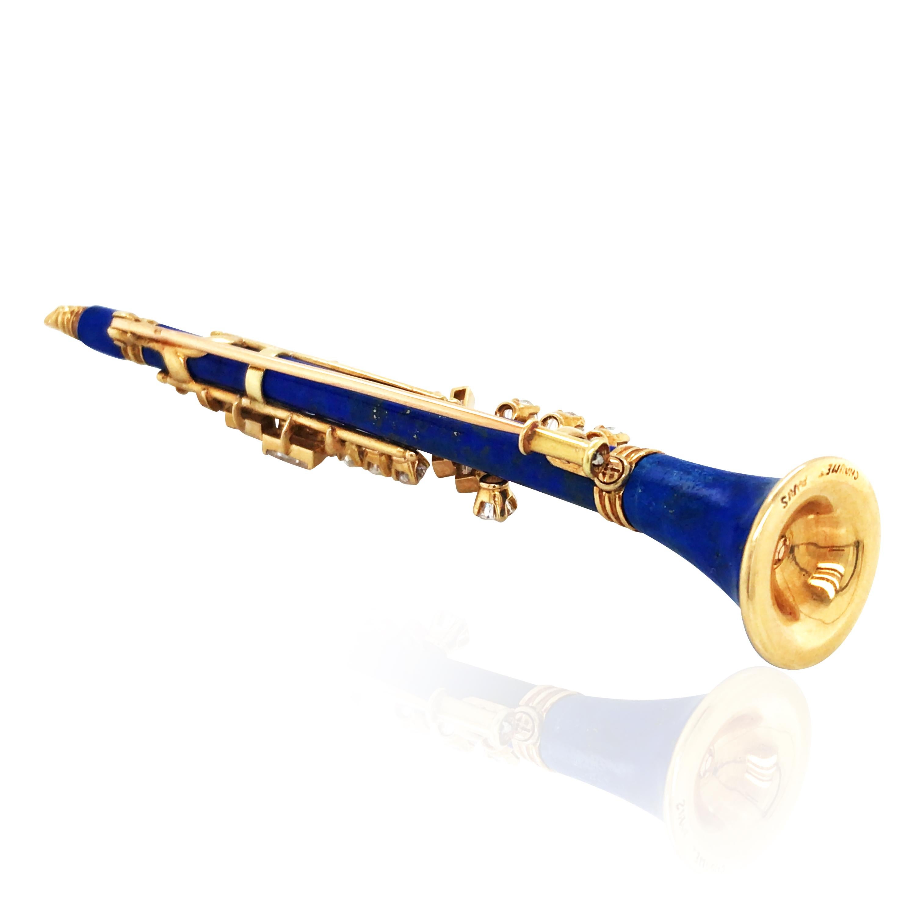 Taglio rotondo Chaumet, Spilla a forma di clarinetto con diamanti e lapislazzuli in oro 18 carati in vendita