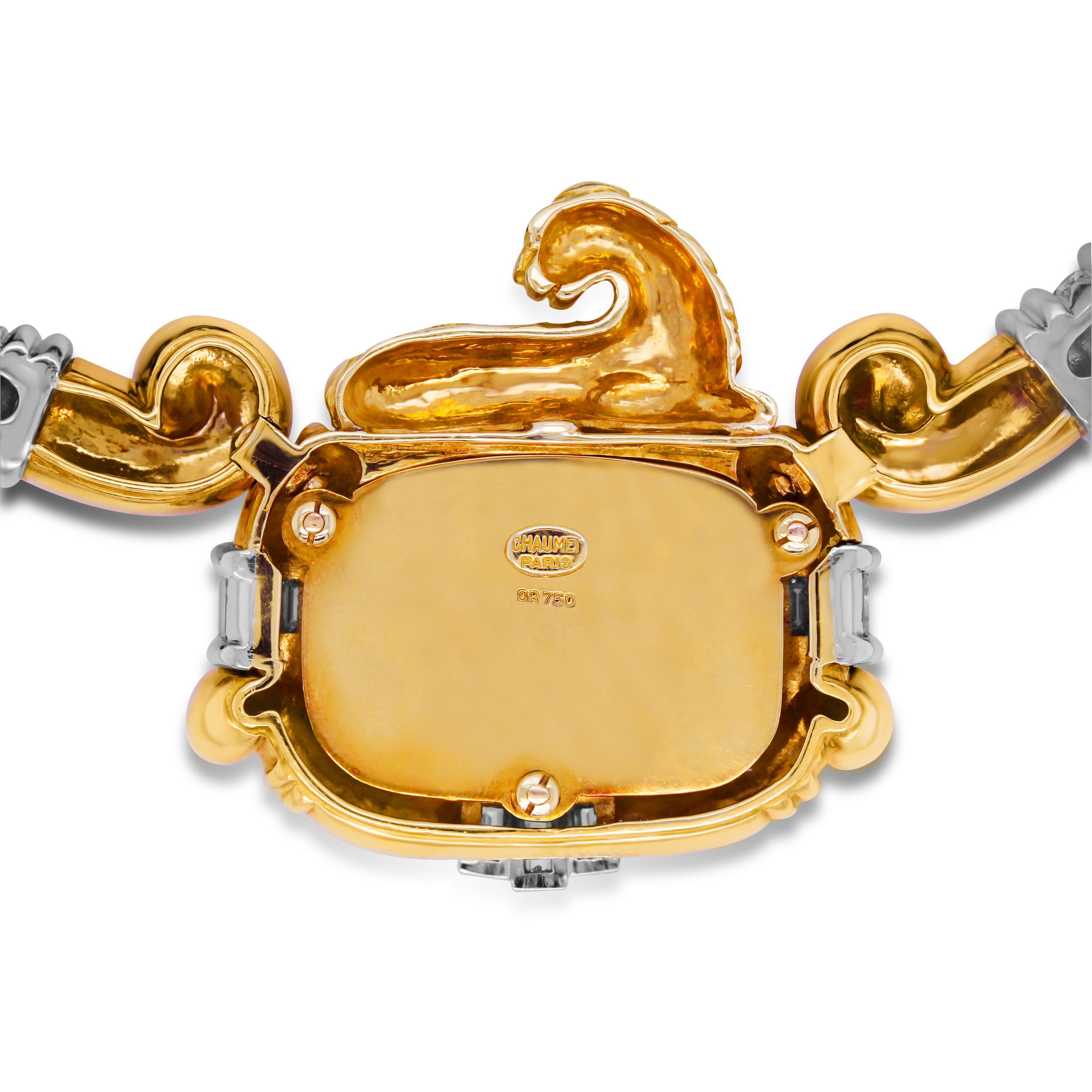 Chaumet Halskette mit Löwenanhänger, 18 Karat Gold Runde und Baguette-Diamanten

Dieser hochmoderne Anhänger besteht aus einem Löwen und zwei diamantbesetzten Anhängern an einer Schnur.

Ca. 3,50 Karat F-G Farbe, VS Reinheit runde und