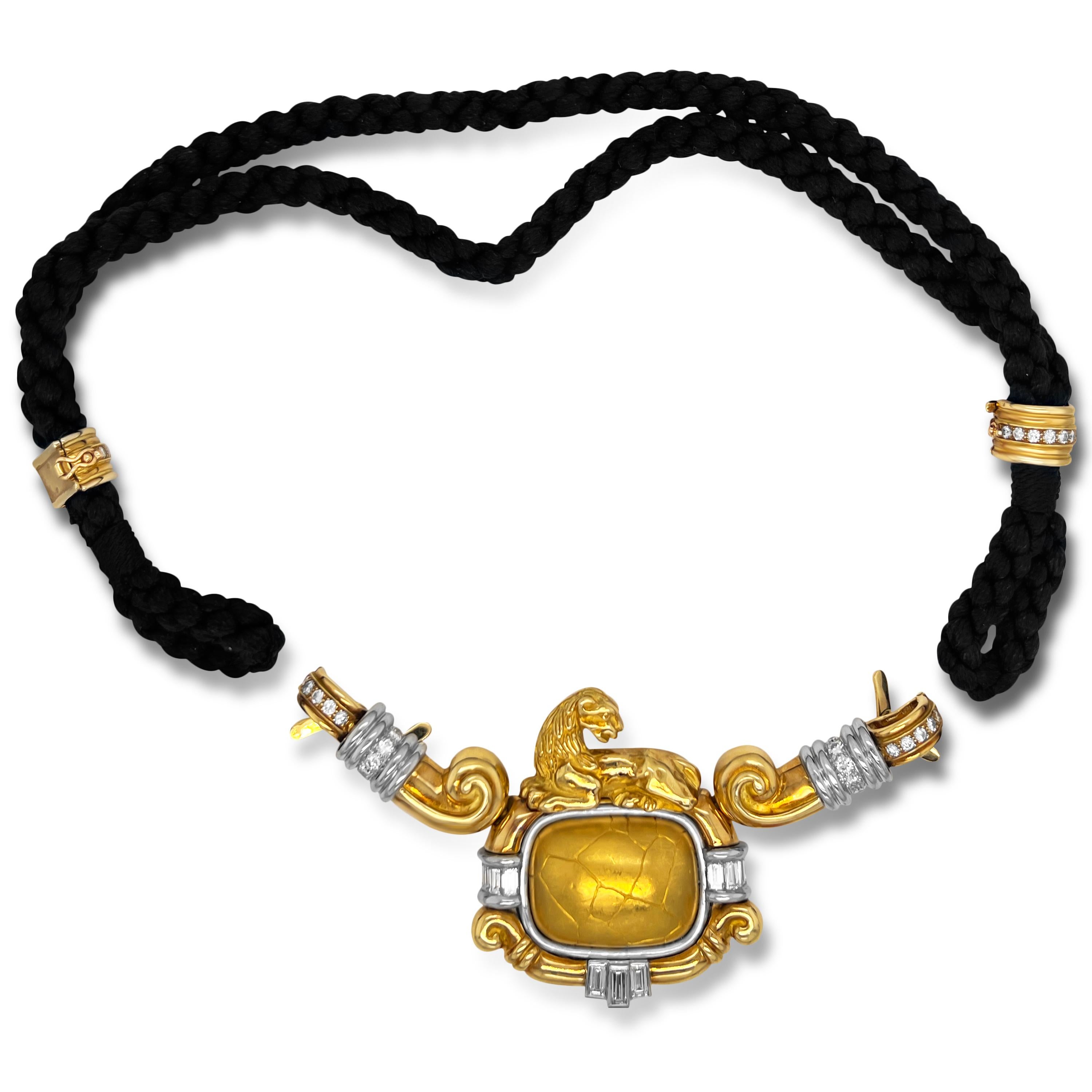 Moderne Chaumet, collier pendentif lion en or 18 carats avec diamants ronds et baguettes en vente