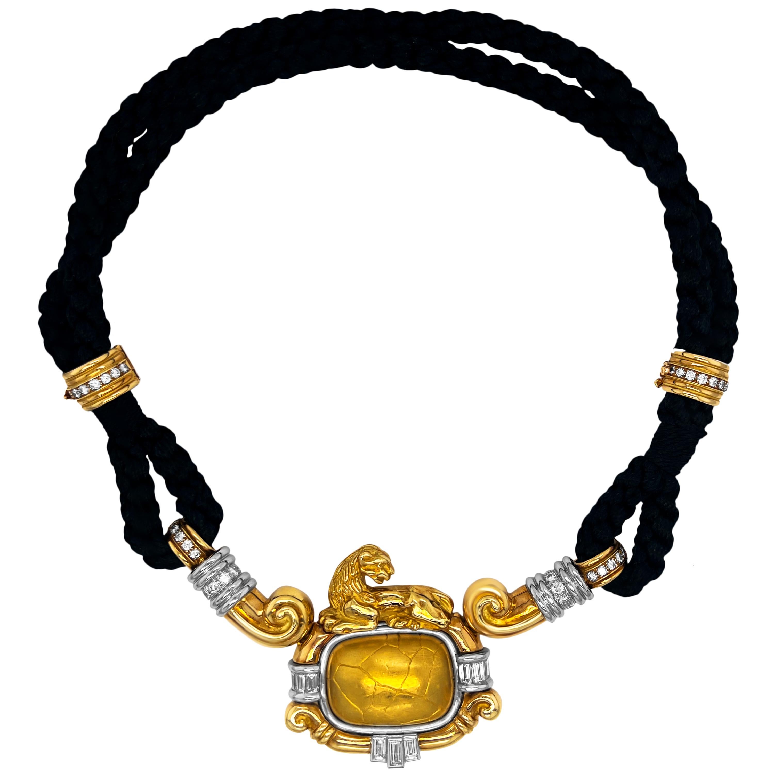 Taille ronde Chaumet, collier pendentif lion en or 18 carats avec diamants ronds et baguettes en vente
