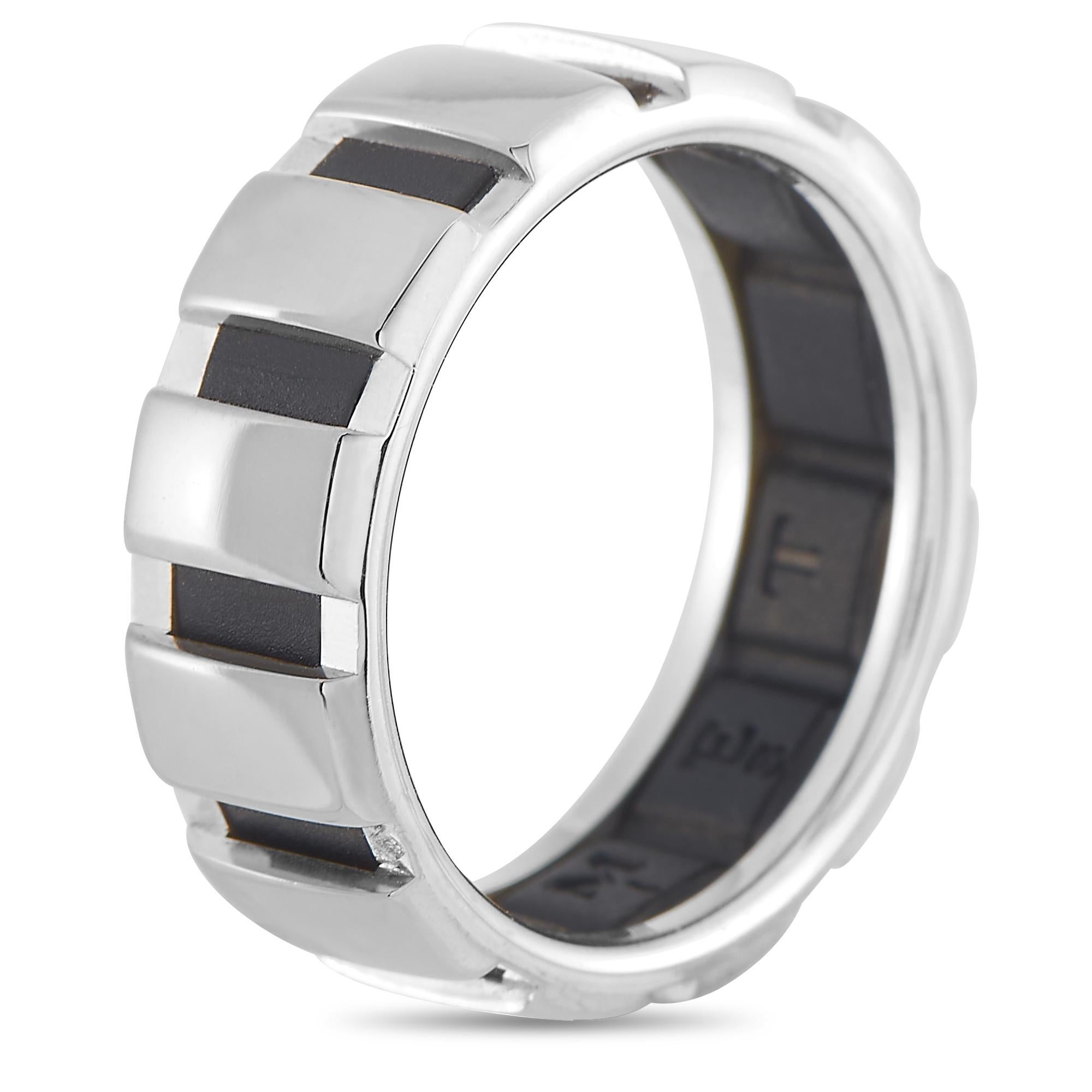 Cette bague Chaumet est fabriquée en or blanc 18 carats et en caoutchouc noir. Elle pèse 6,3 grammes et son épaisseur est de 6 mm.