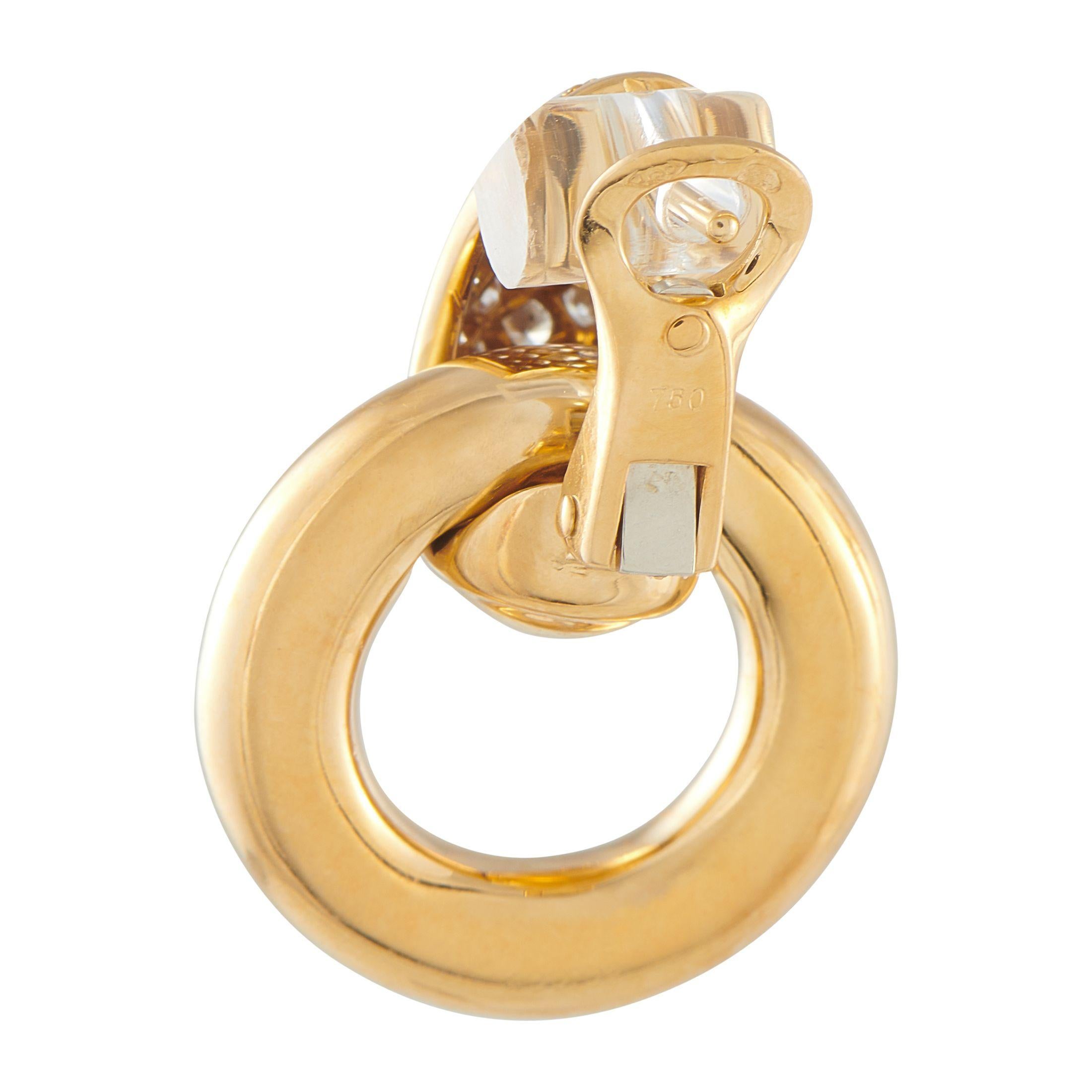 Un sens classique du style fait de ces boucles d'oreilles Chaumet de véritables intemporelles. Idéal pour les occasions spéciales et les tenues de tous les jours, ce heurtoir en or jaune 18 carats est rehaussé de diamants enchâssés d'un poids total