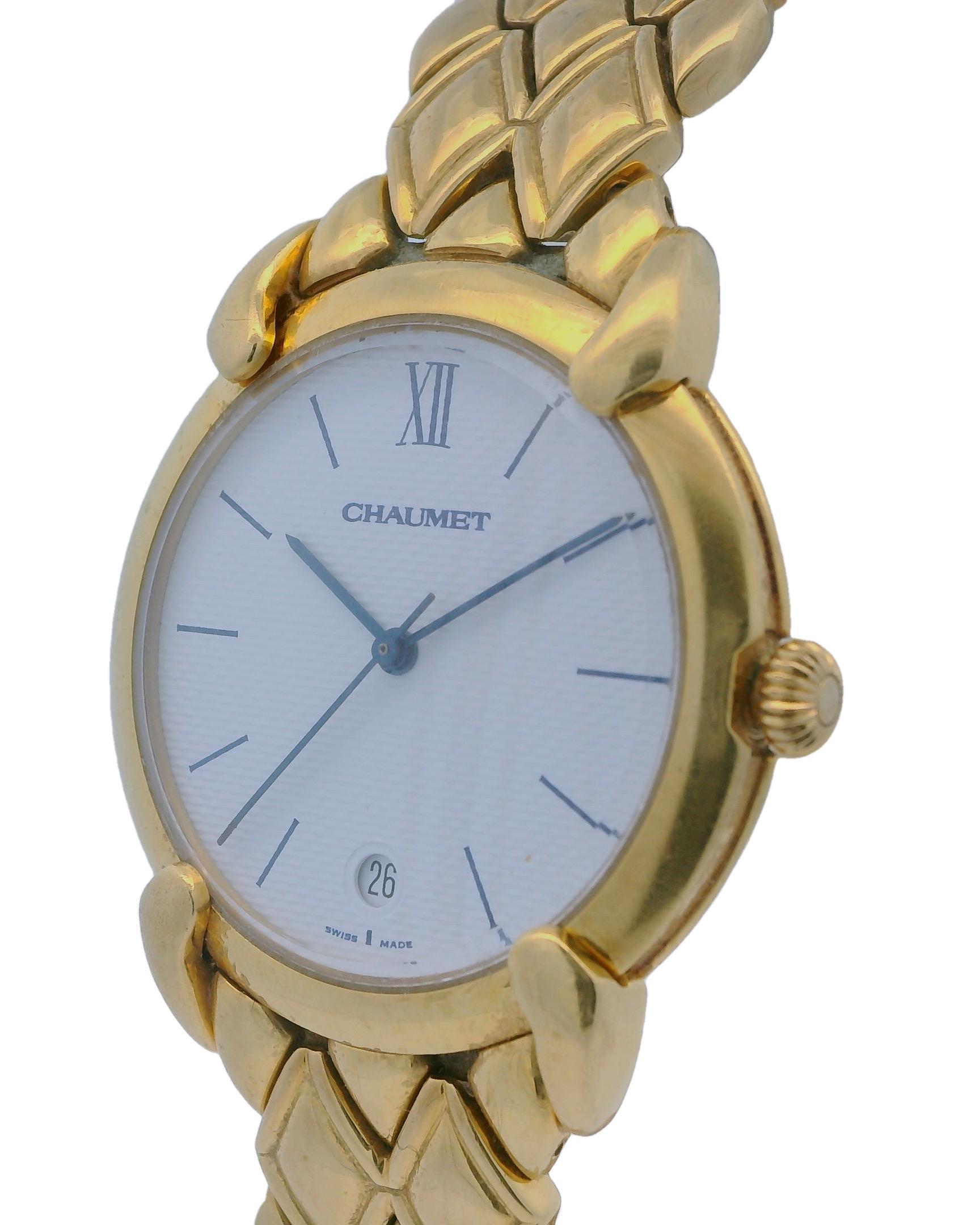 La montre Chaumet Paris est un garde-temps luxueux et sophistiqué qui incarne l'élégance de l'artisanat suisse. Fabriquée en or 18 carats de haute qualité, elle présente un boîtier rond raffiné qui abrite un cadran blanc net orné d'index bâtons,