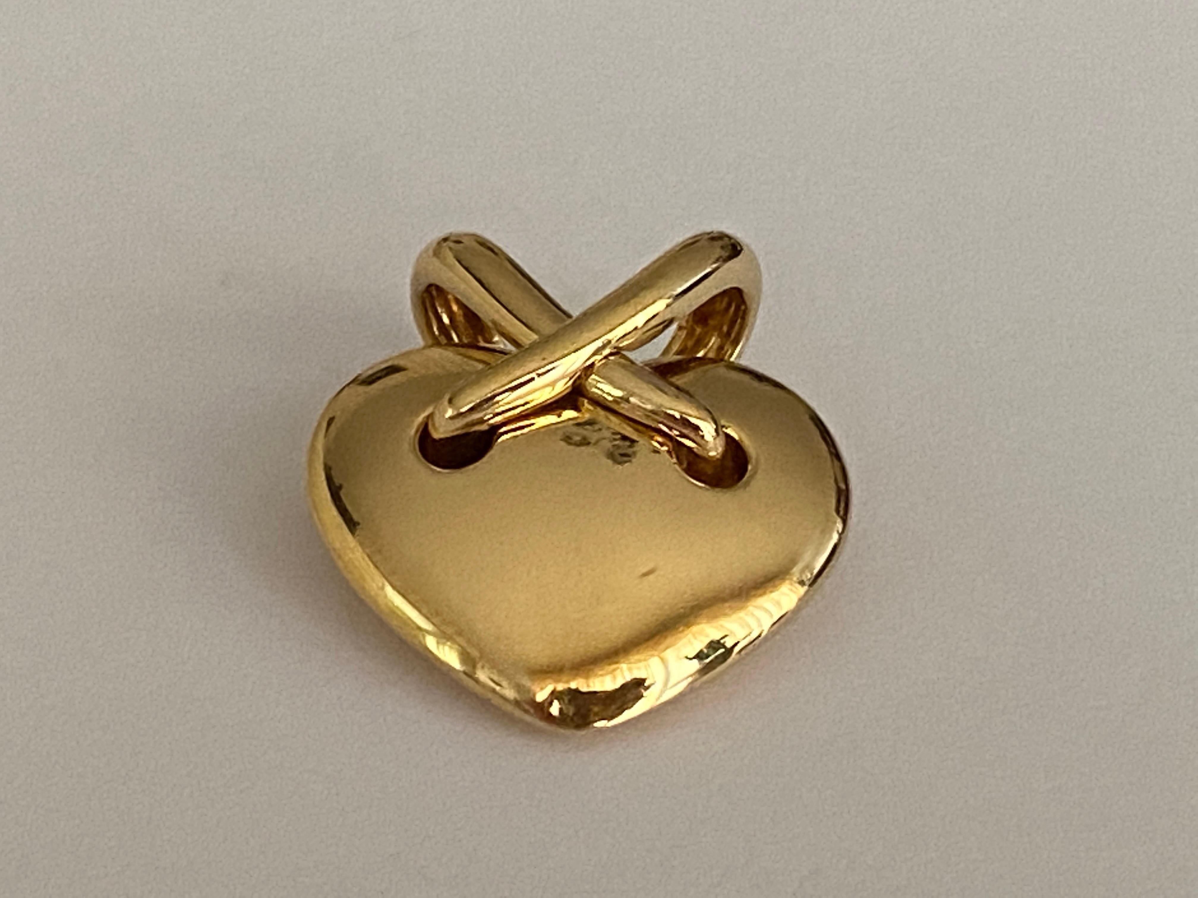 Chaumet 18K yellow gold 'Lien' pendant. Including certificate from 1998. In good condition. Hallmarks: French hallmark 750, master mark half turned off, signed Chaumet Paris and numbered 327093. Sizes:2.6 x 2.9 cm. Weight: 11.80 grams. Certificate 
