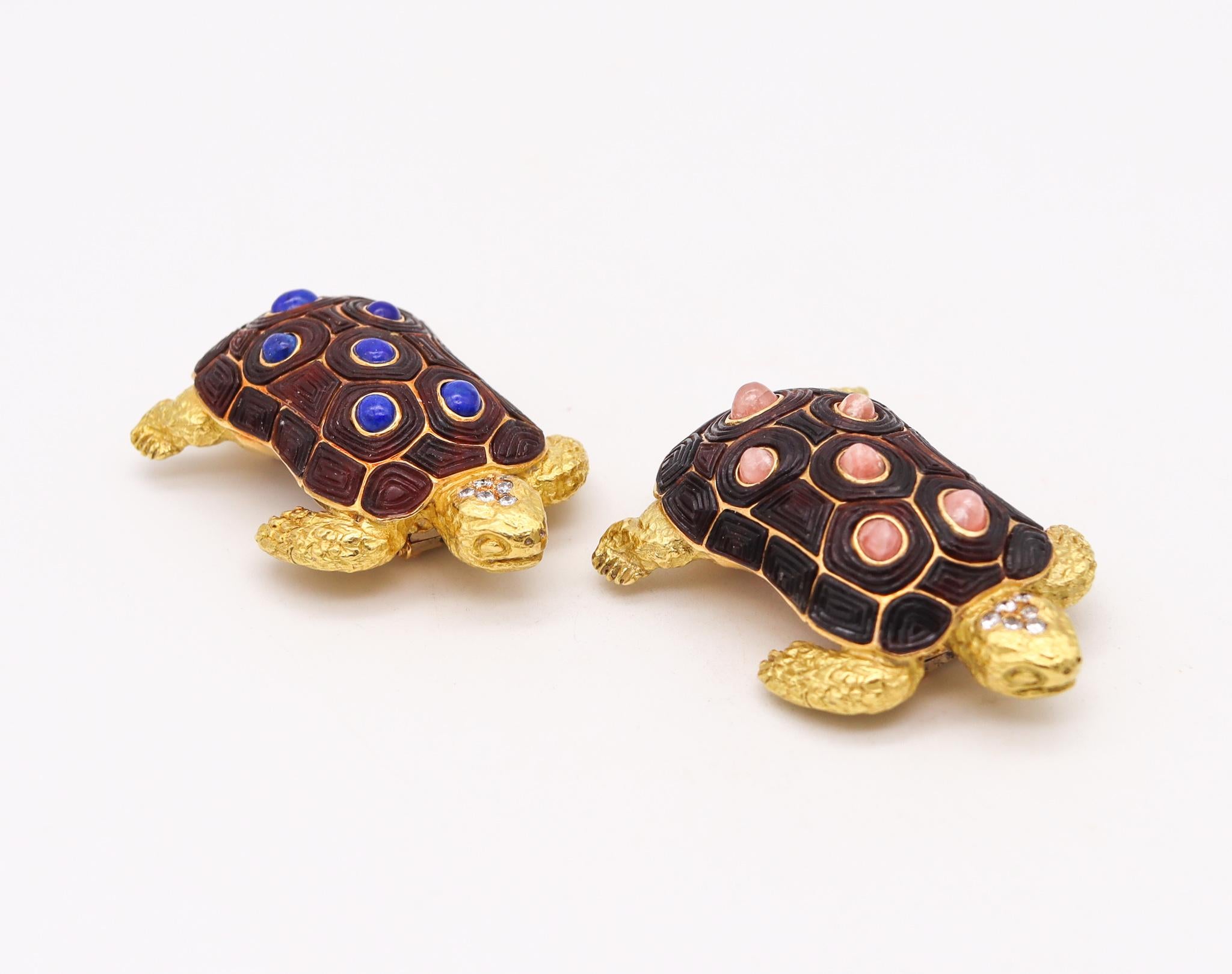 Une suite de broches en forme de tortues conçues par Chaumet Paris.

Des pièces vintage extrêmement rares, créées à Paris en France par la maison de joaillerie Chaumet, à la fin des années 1950 et en 1960. Ces broches, uniques en leur genre, sont