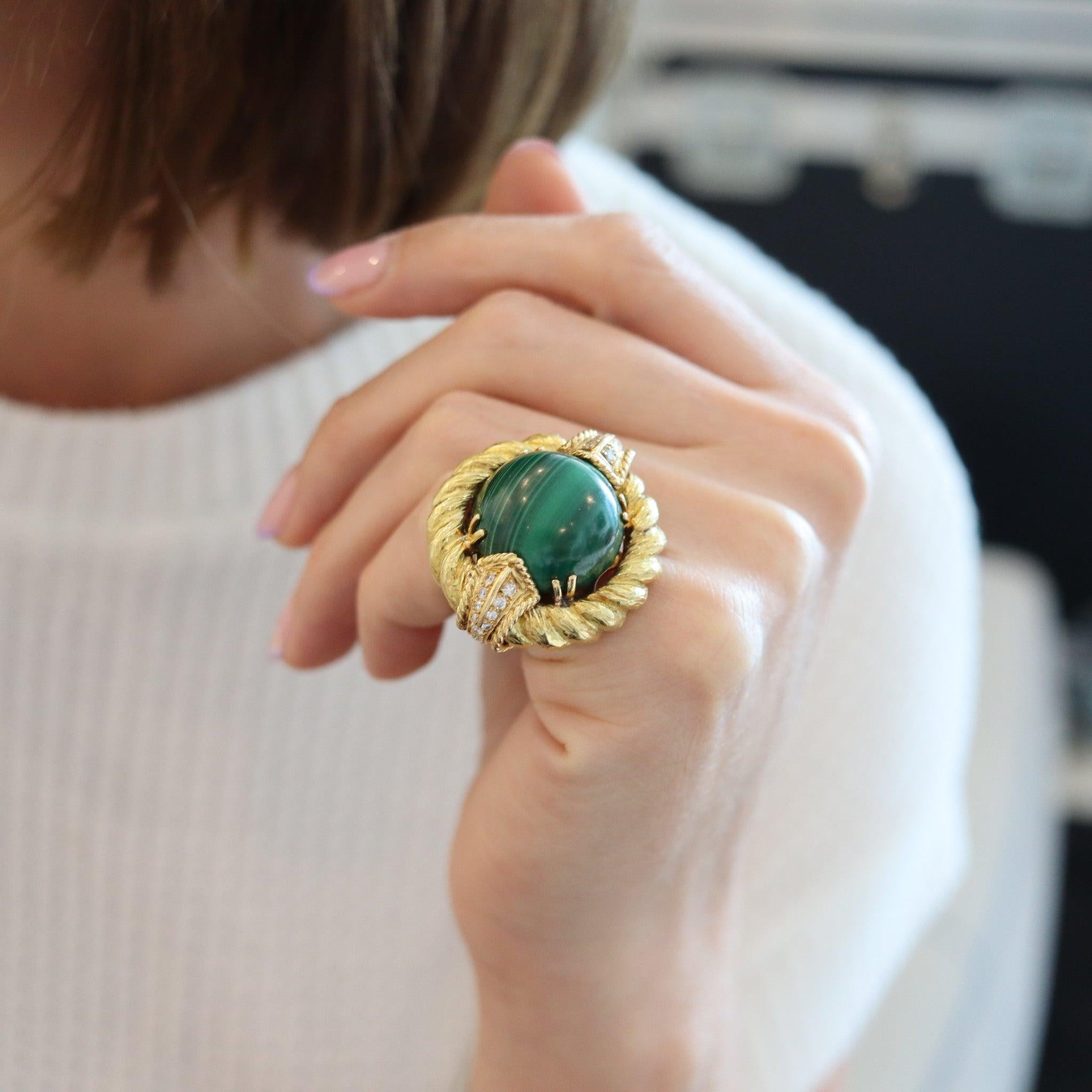 Ein Cocktailring, entworfen von Chaumet.

Dies ist ein fabelhafter und sehr raffinierter Cocktailring, der in den 1970er Jahren vom Schmuckhaus Chaumet in Paris hergestellt wurde. Dieser massive Statement-Ring wurde mit kühn gedrehten Elementen aus