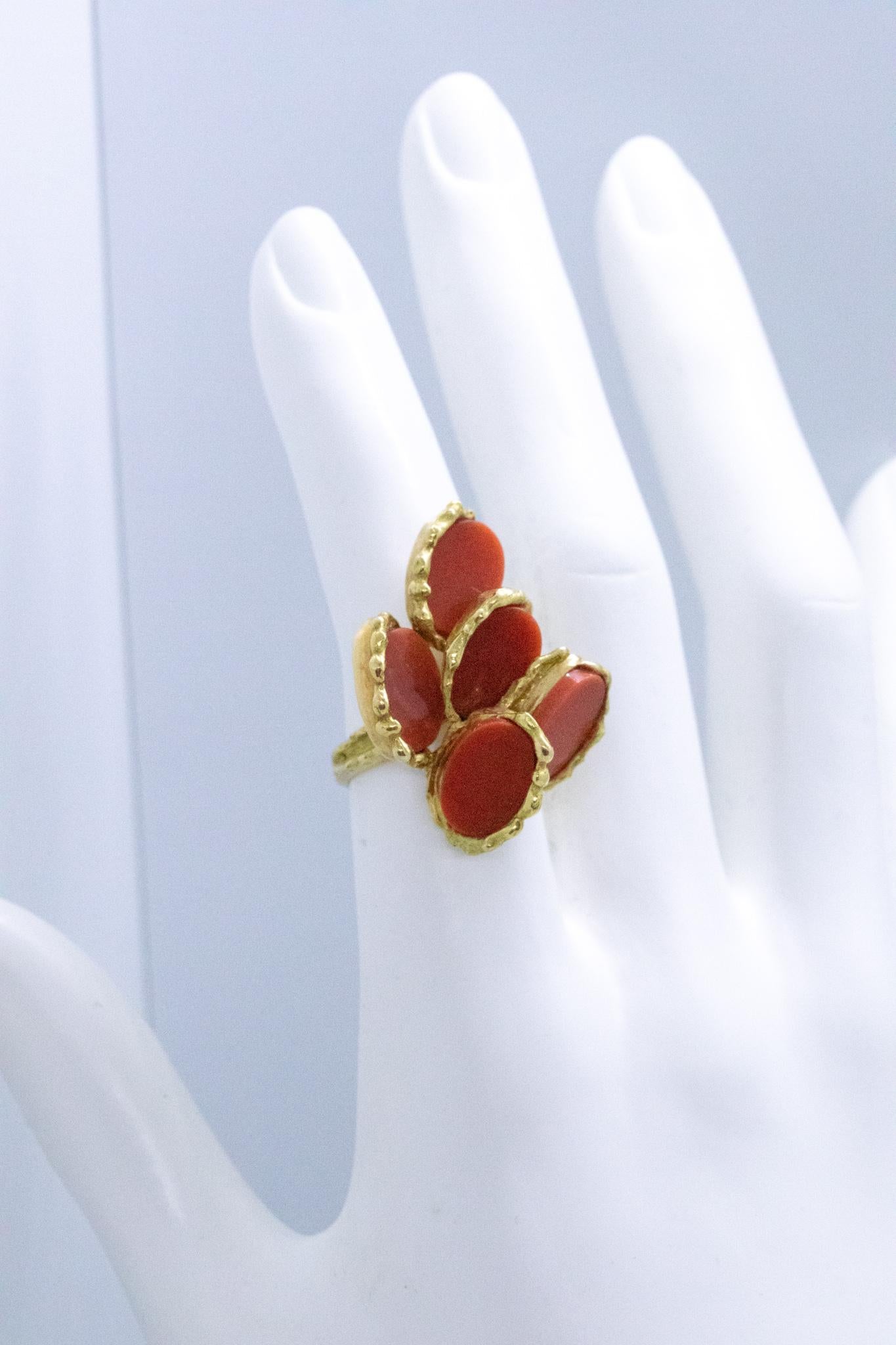 Taille cabochon Chaumet Paris, bague cocktail rétro en or 18 carats avec sculptures en corail rouge, 1970 en vente